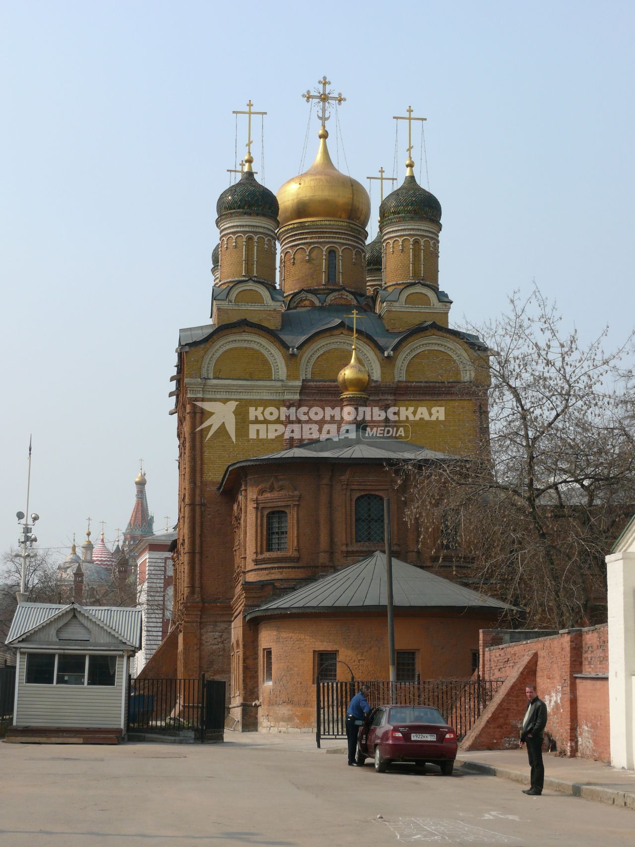 Знаменский монастырь в Москве, общий вид с востока. В центре Знаменский собор, слева заним видна монастырская колокольня. На заднем плане снимка видны купола собора Василия Блаженного.