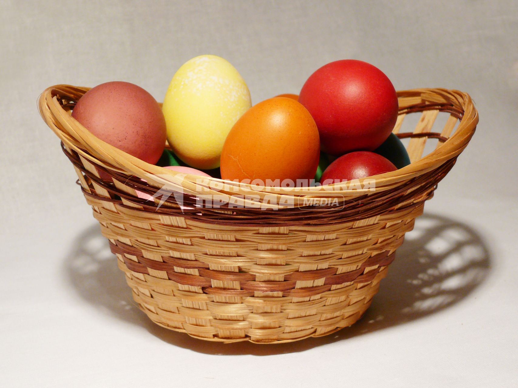 Пасха. Крашеные яйца в плетеной корзинке