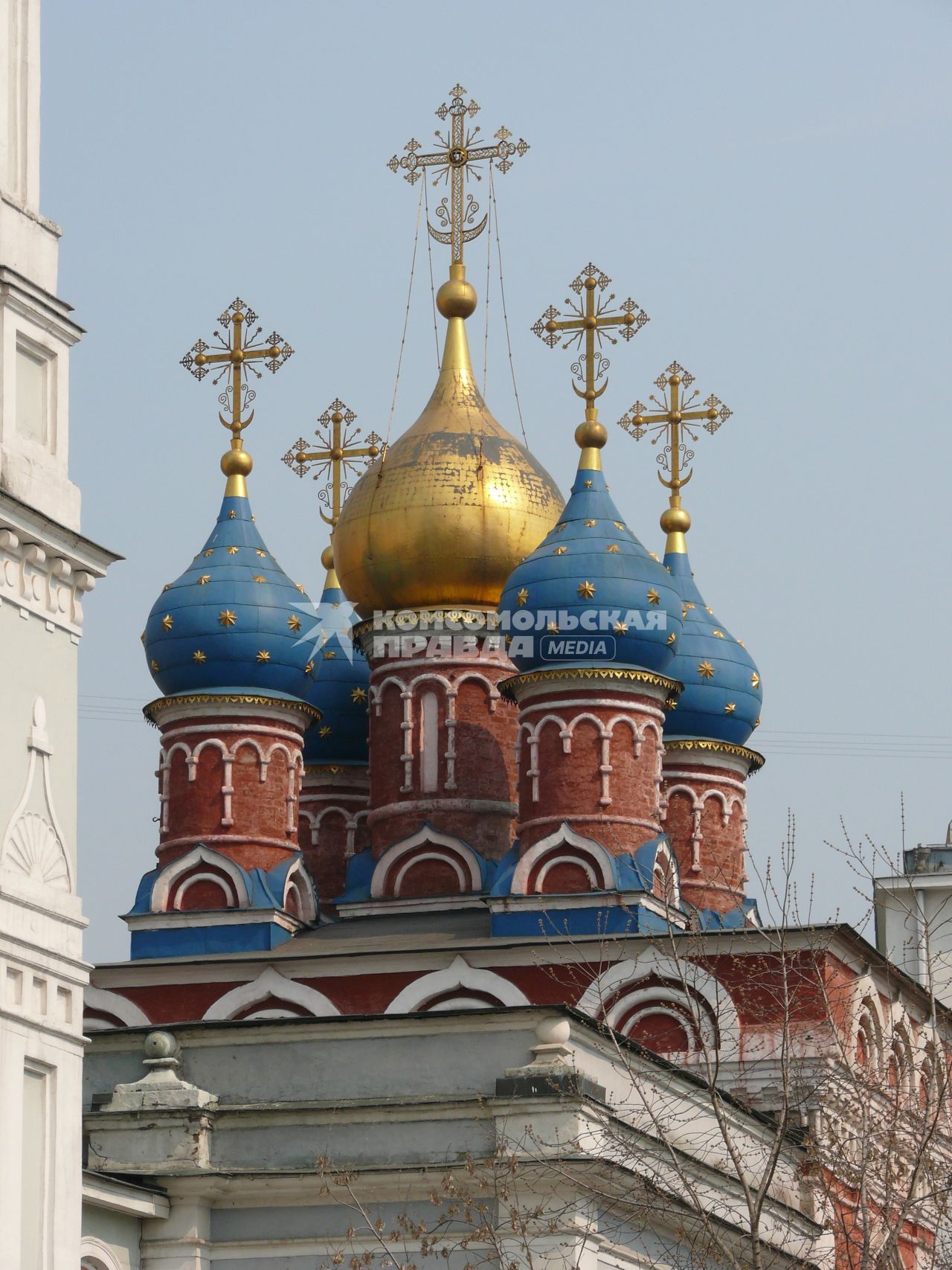 Храм Великомученика Георгия Победоносца (Покрова Пресвятой Богородицы) на Псковской горке, 1657 г. Колокольня и трапезная 1810-е гг. Москва, ул. Варварка.