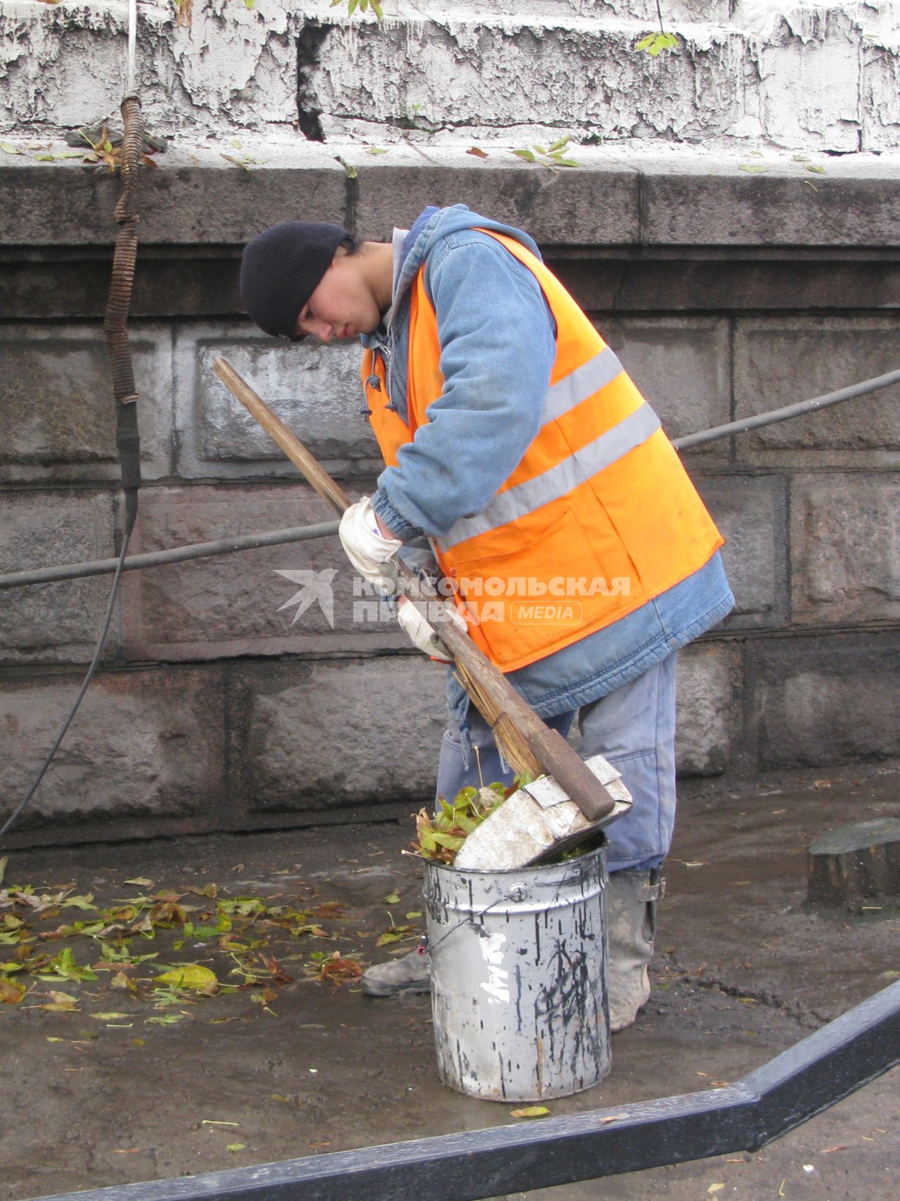 гастарбайтер мигрант дворник уборка