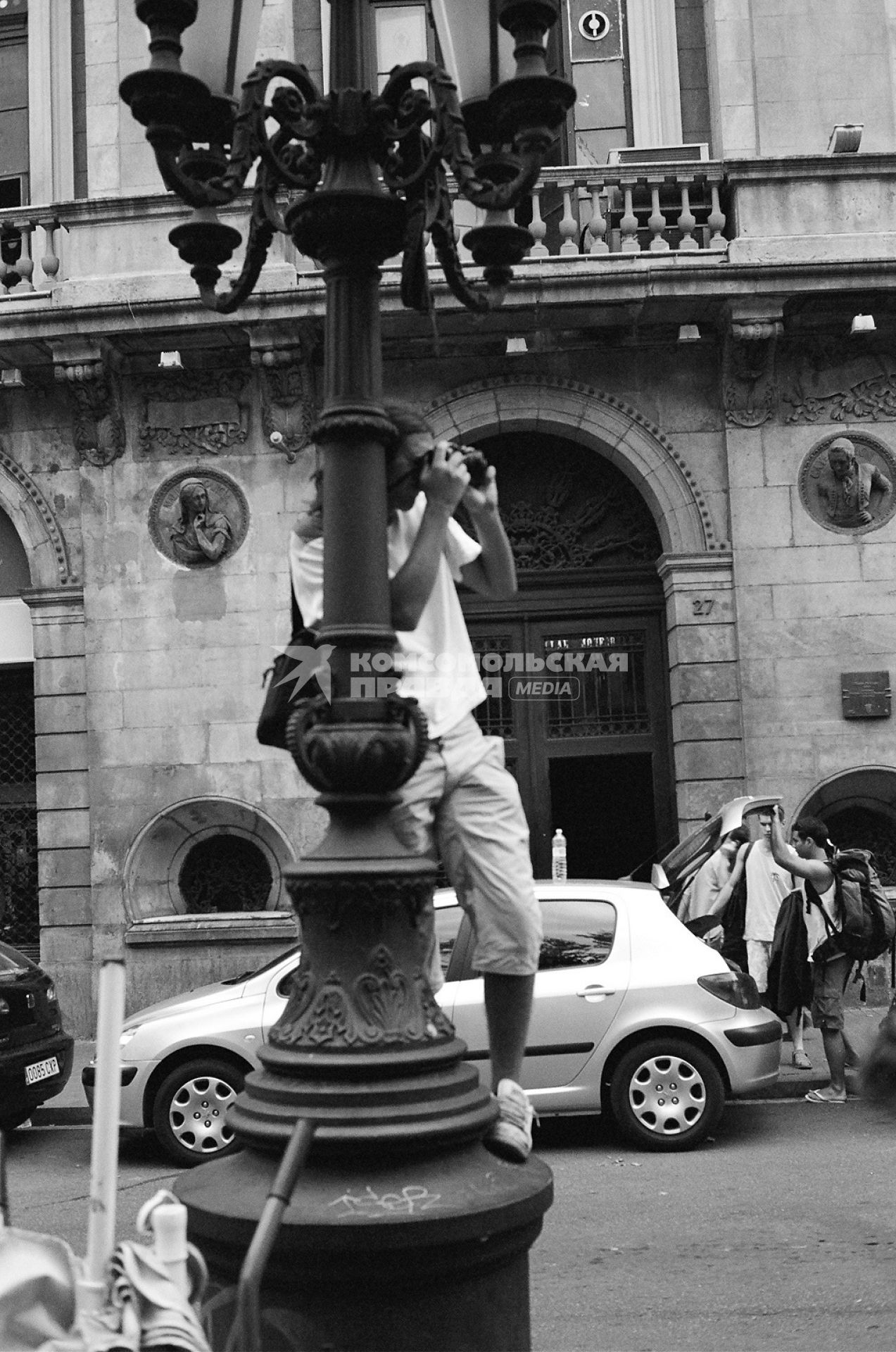 Испания  .  государство на юго-западе Европы человек с фотоаппаратом на уличном фонаре