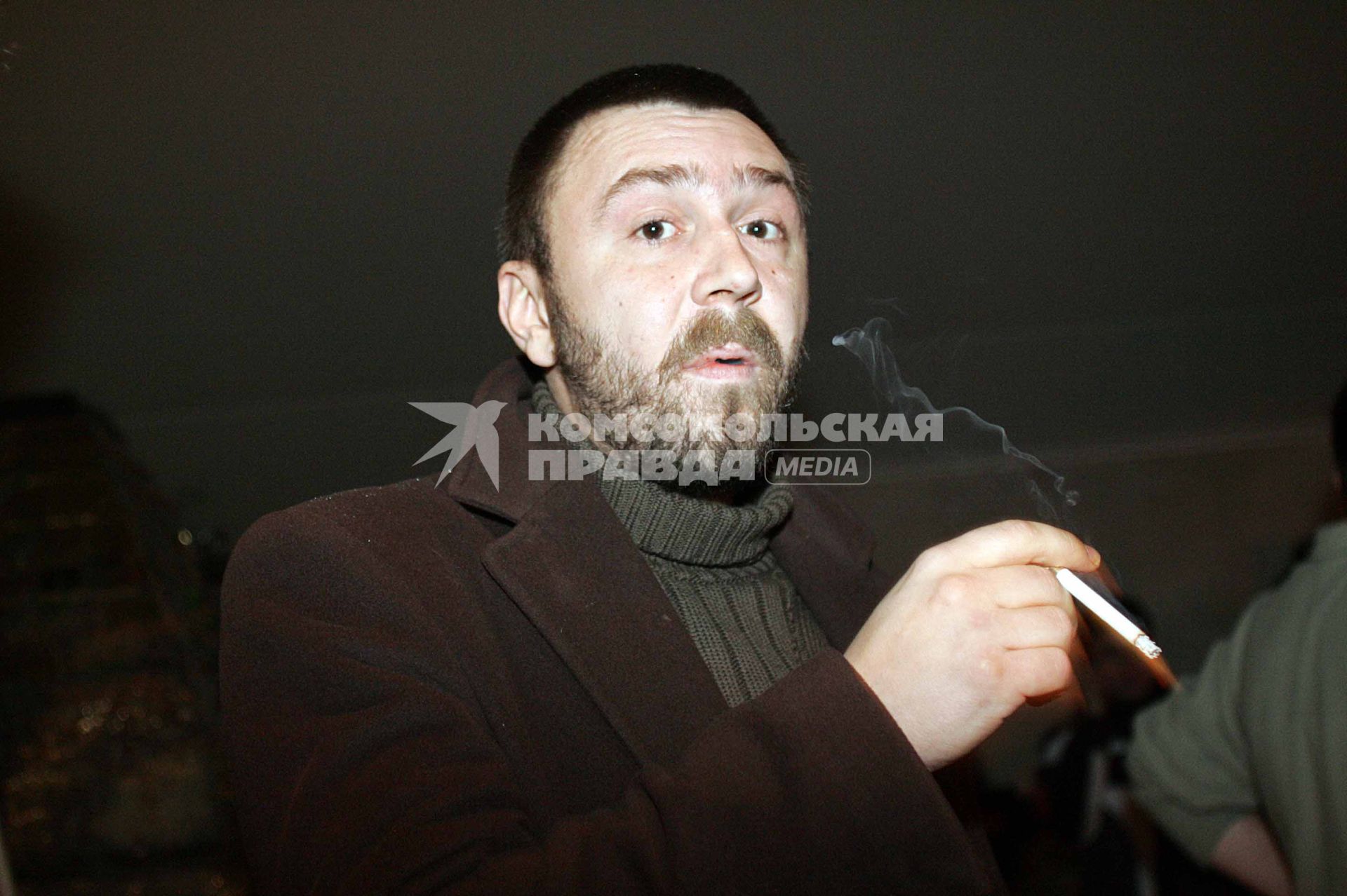 Шнуров Сергей Владимирович (сценический псевдоним Шнур; 13 апреля 1973, Ленинград, СССР) - российский рок-музыкант, лидер групп Ленинград и Рубль. Также выпускал сольные альбомы, снимался в кино, был ведущим передач Окопная жизнь и Шнур вокруг света, писал музыку для фильмов.