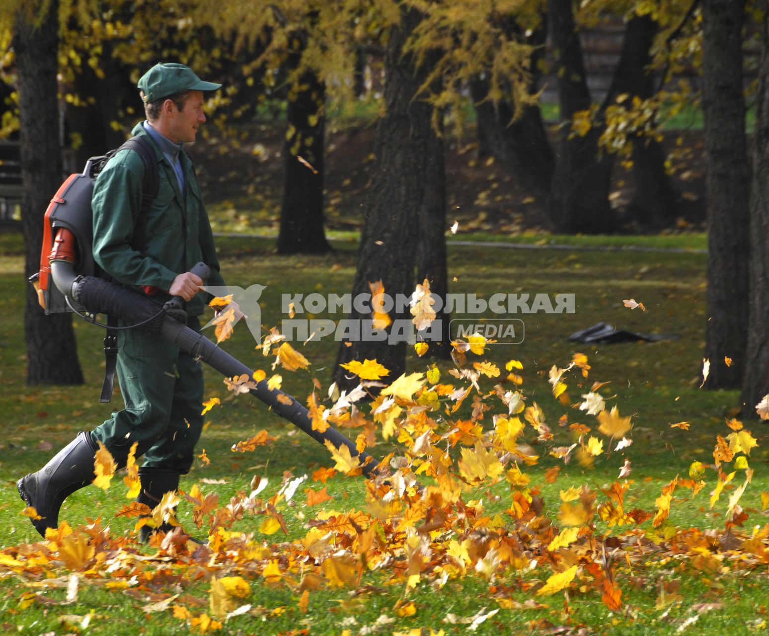 Уборка листьев.