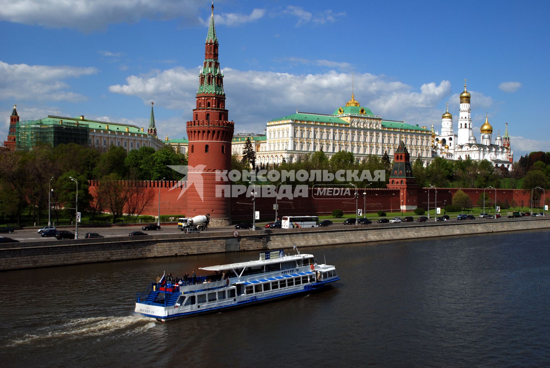 Кремлевская набережная параход кремль река Москва речной трамвай речной трамвайчик