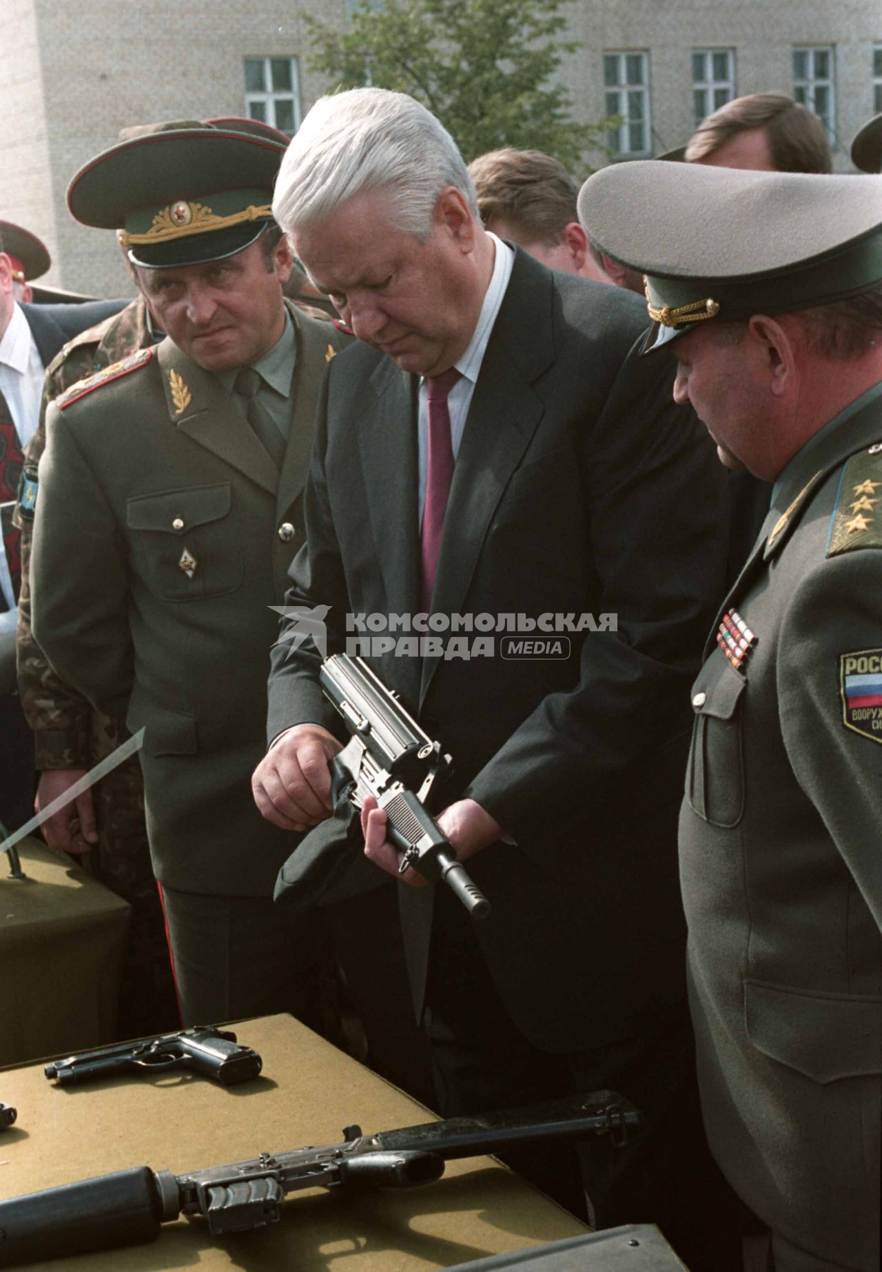 Борис Ельцин с военными.