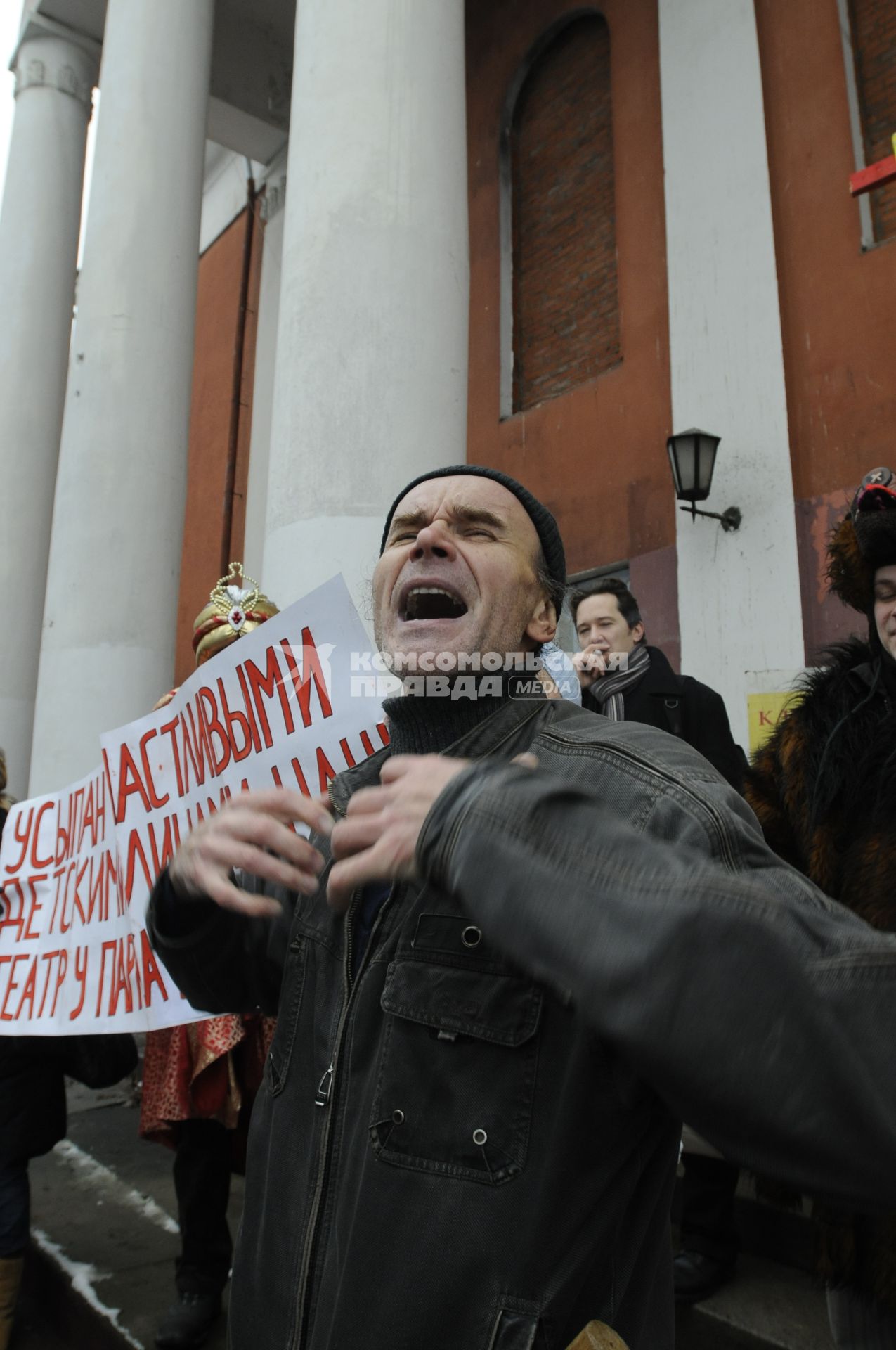 Митинг у театра юного зрителя Царицыно