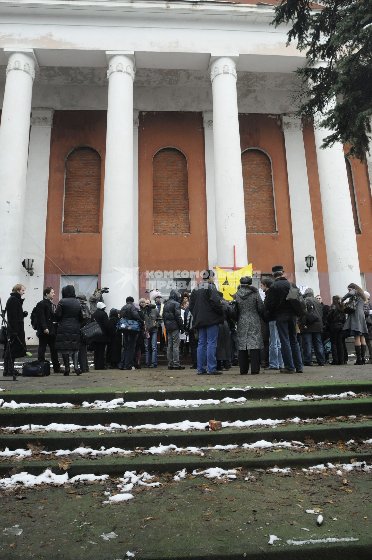 Митинг у театра юного зрителя Царицыно