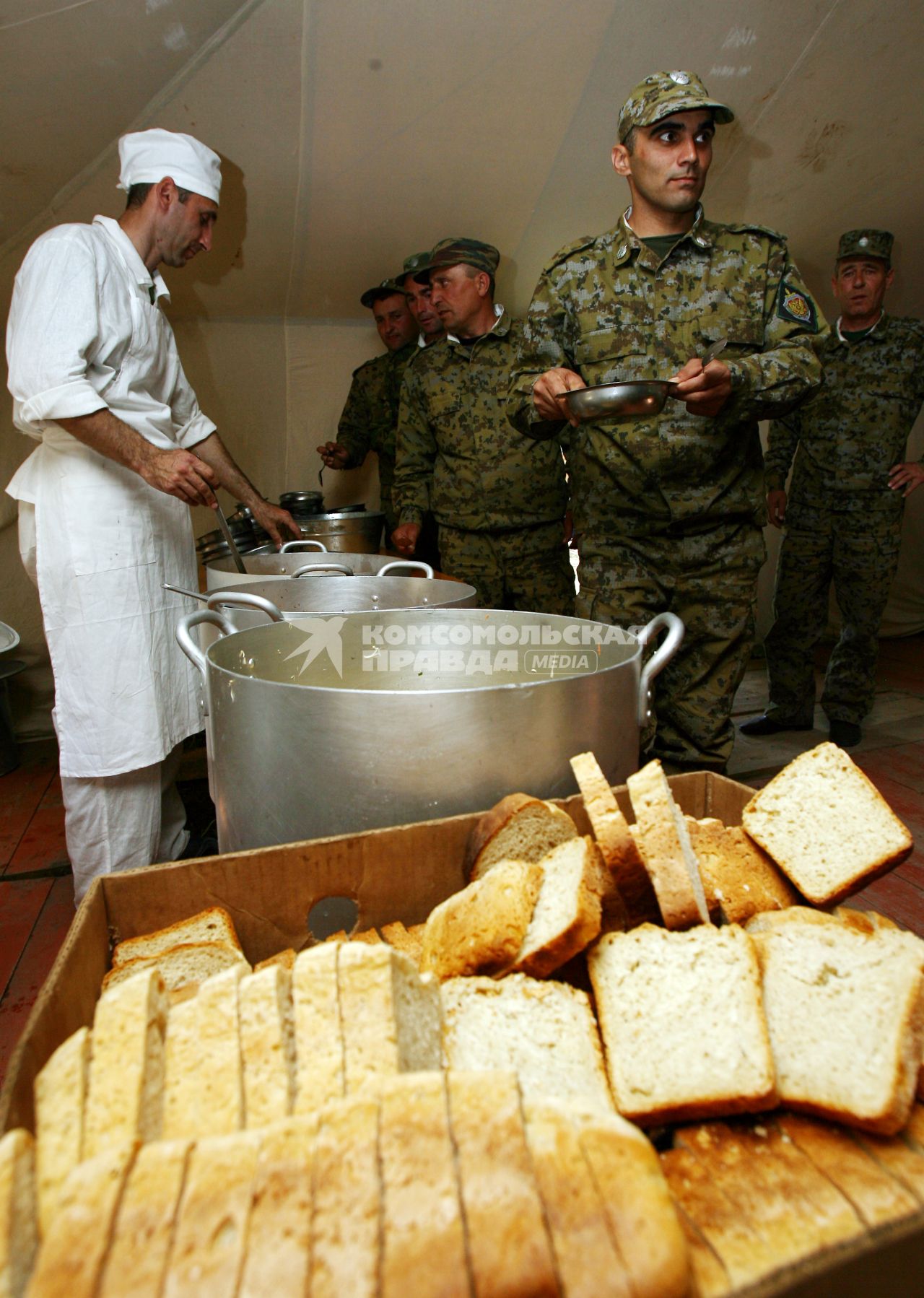 Погранцы на обеде в столовой