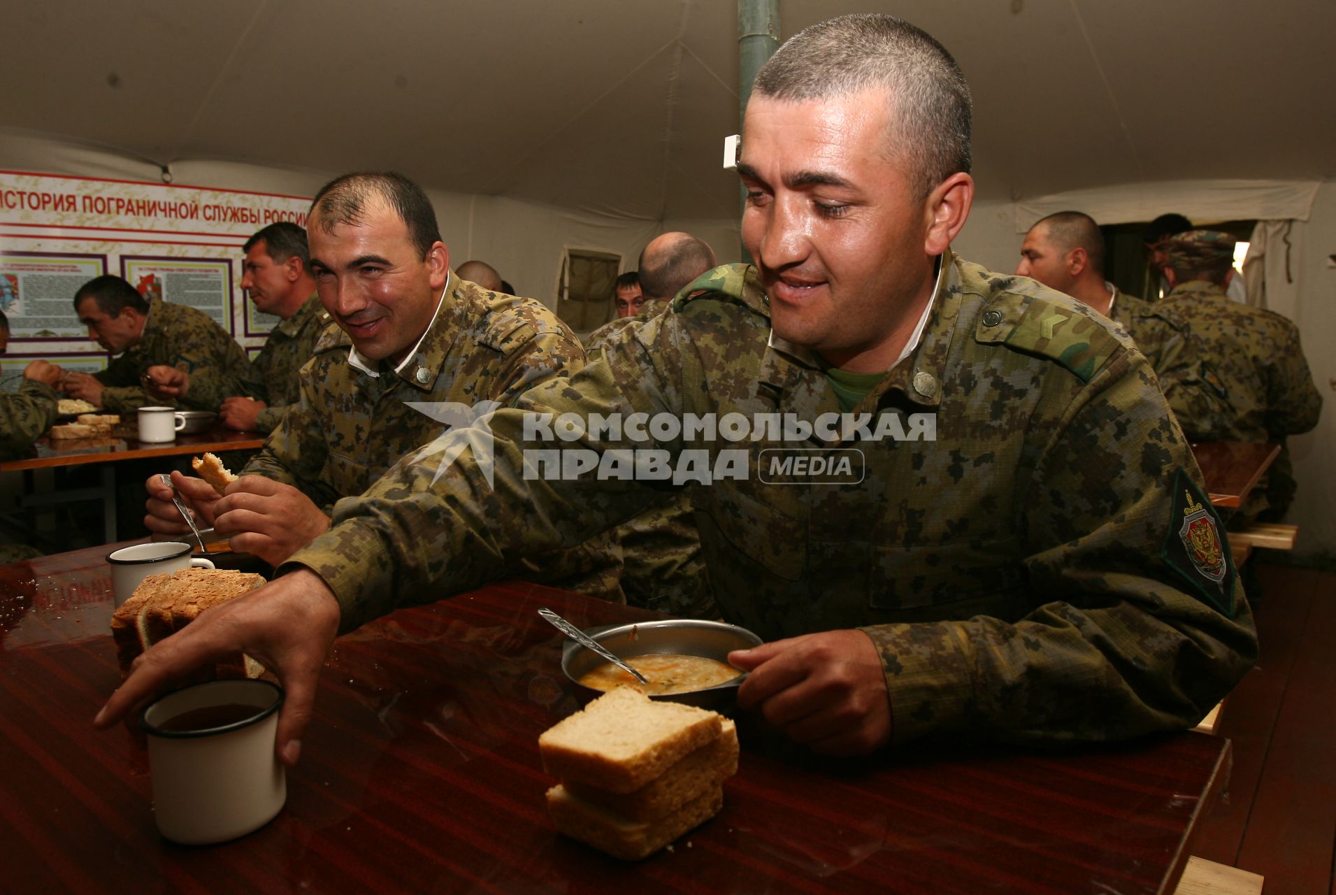 Погранцы на обеде в столовой