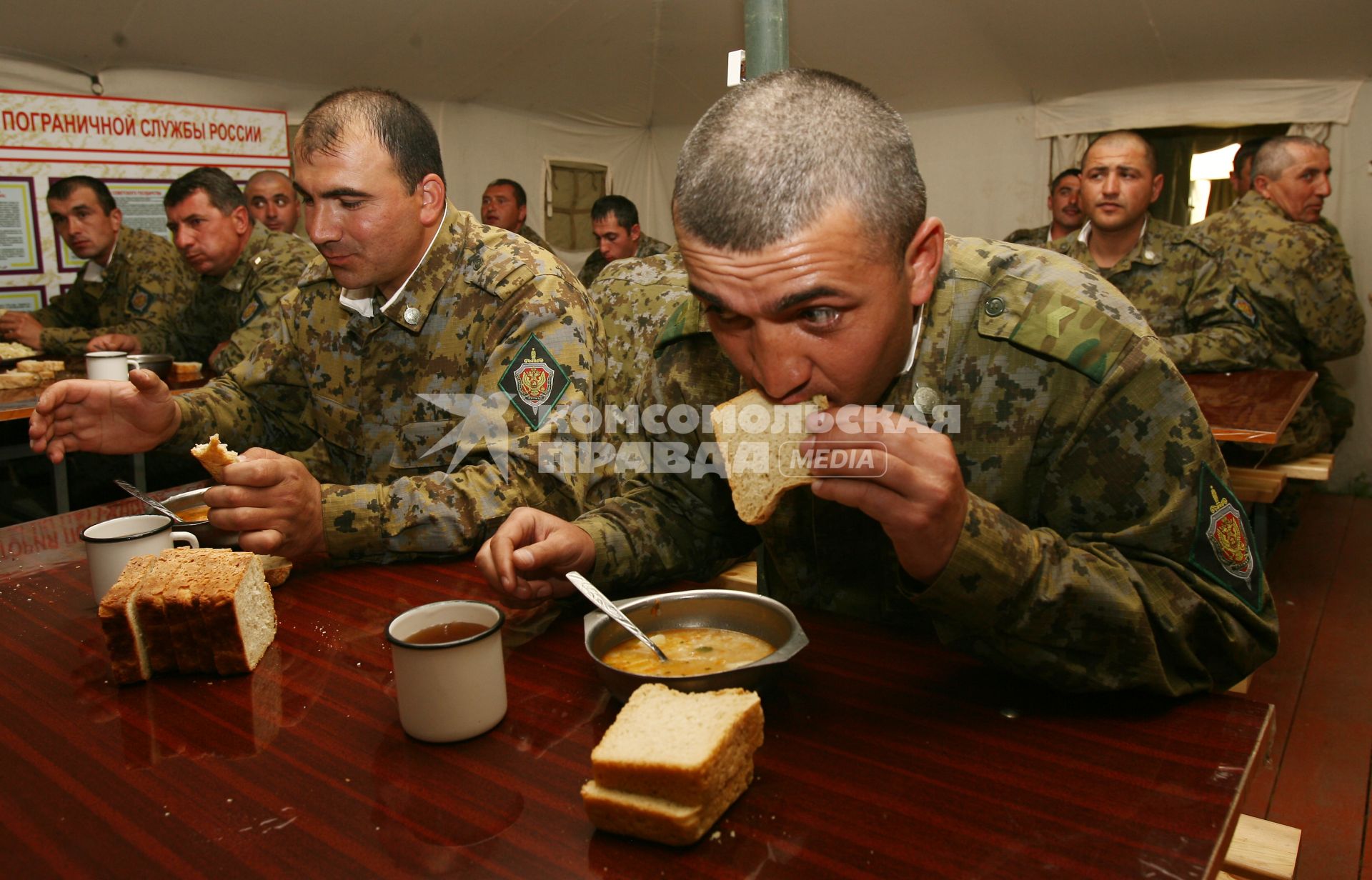 Погранцы на обеде в столовой