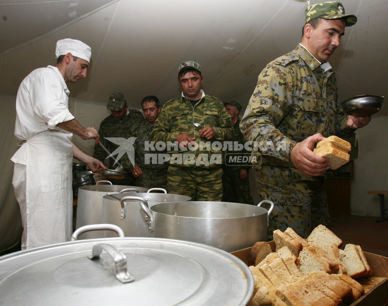 Погранцы на обеде в столовой