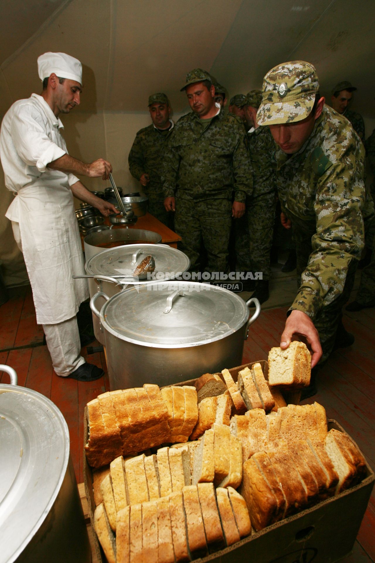 Погранцы на обеде в столовой