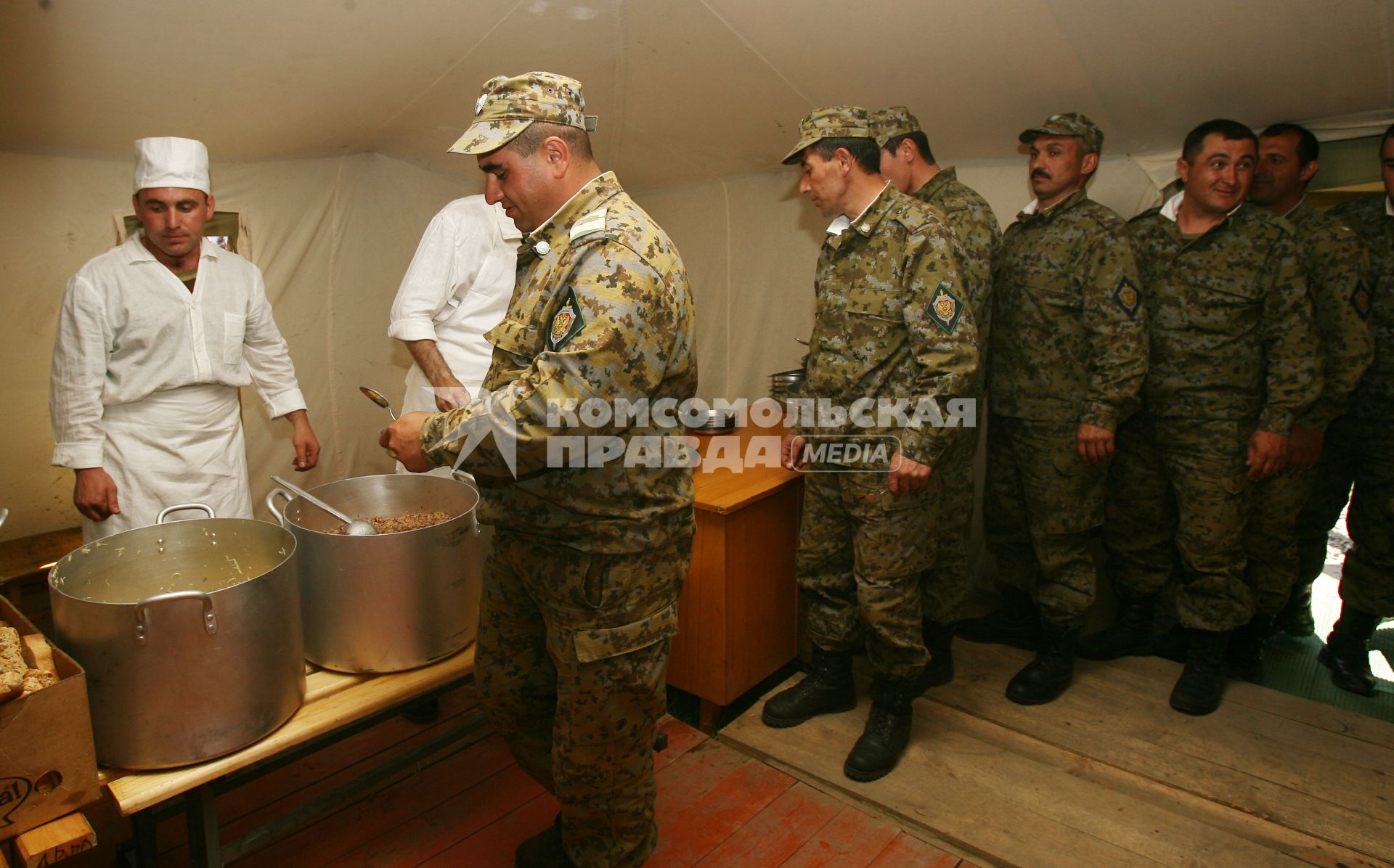 Погранцы на обеде в столовой