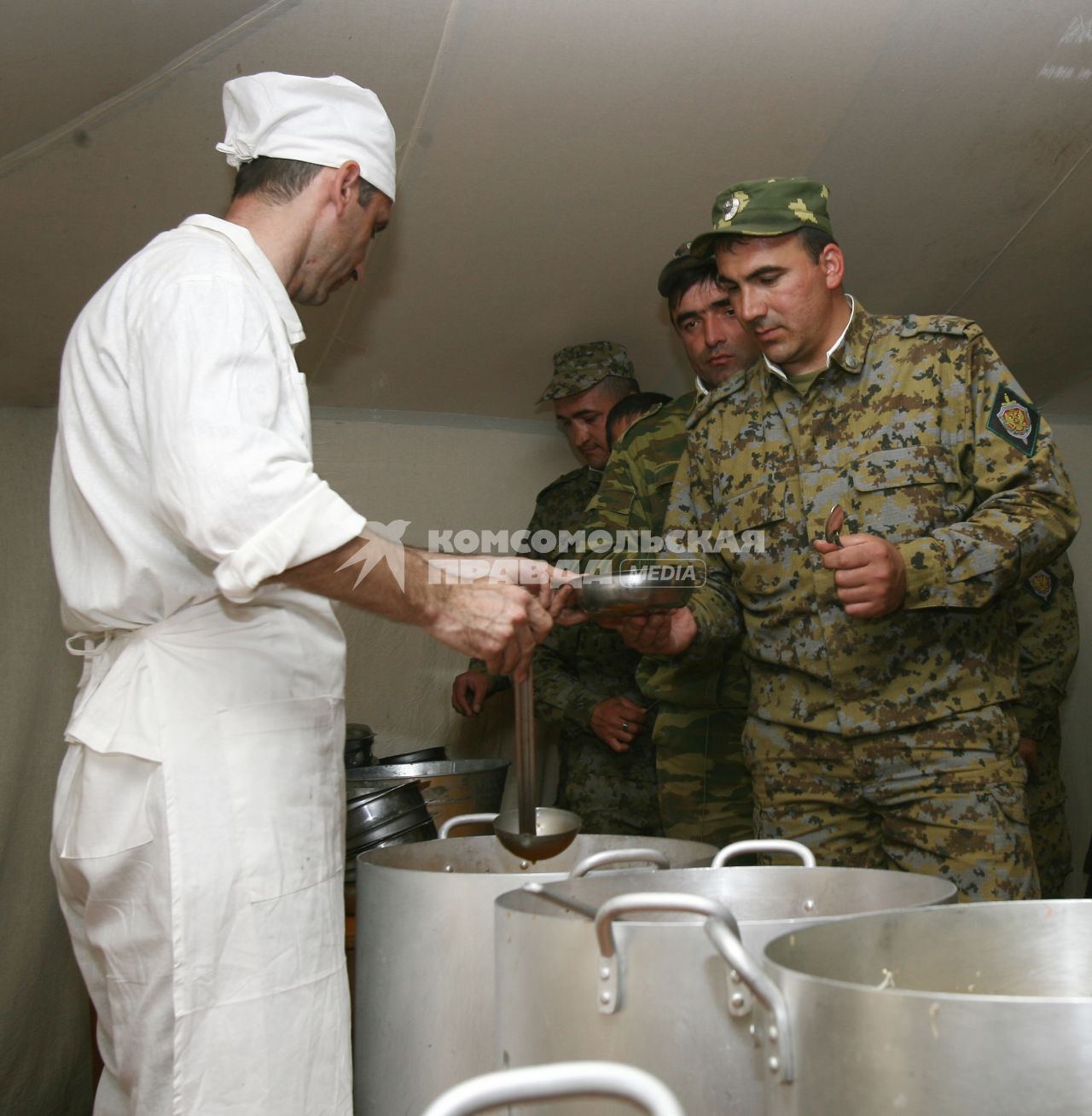 Полевая кухня у пограничников в Южной Осетии