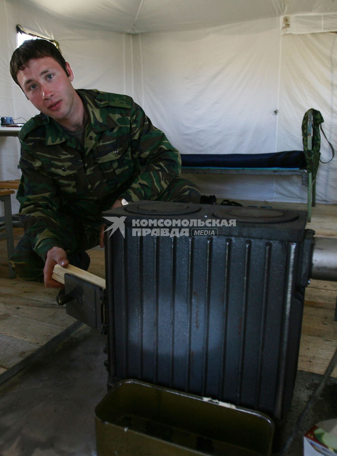 Пограничник топит буржуйку на заставе в Осетии