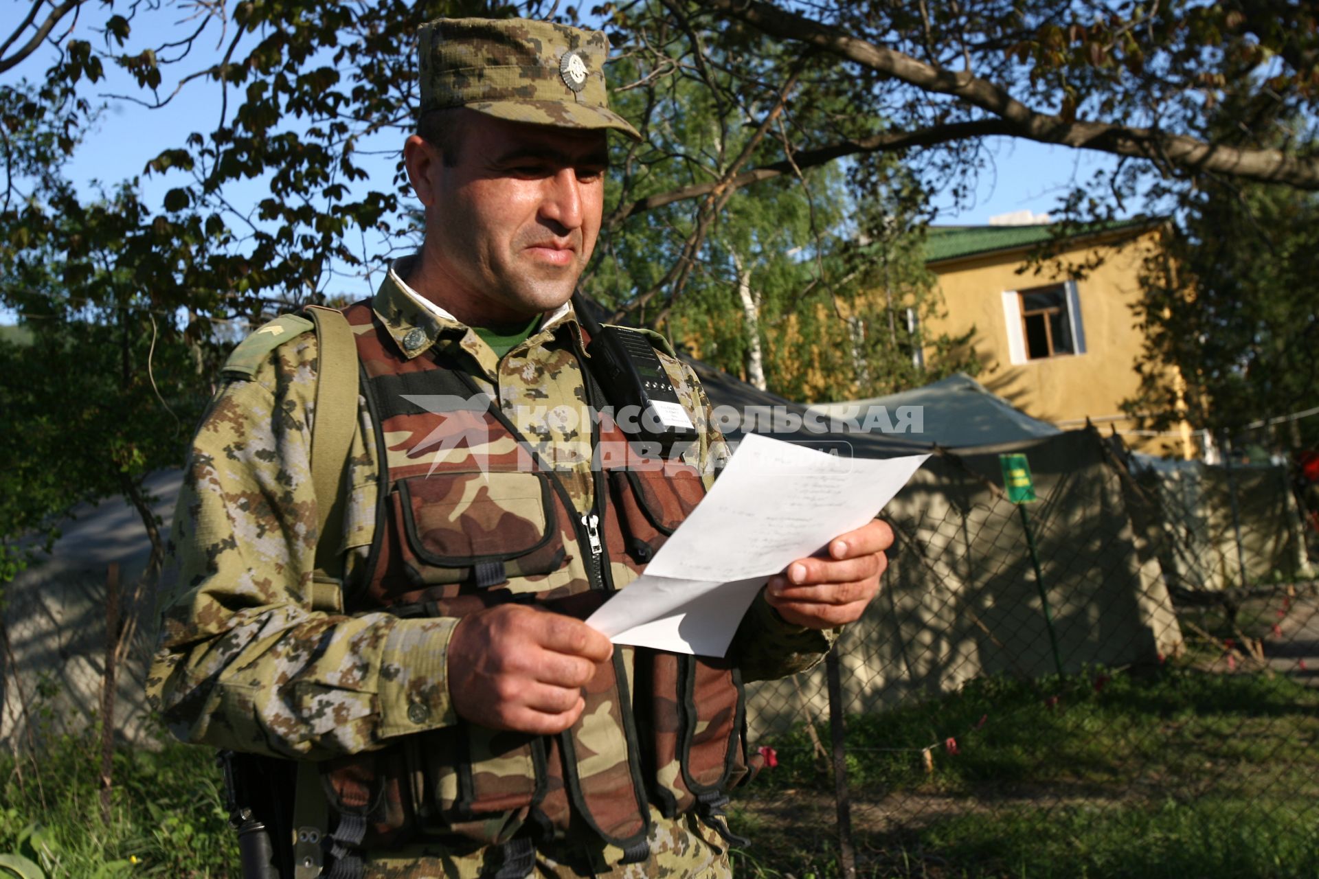 Пограничник читает письмо из дома на заставе в Осетии