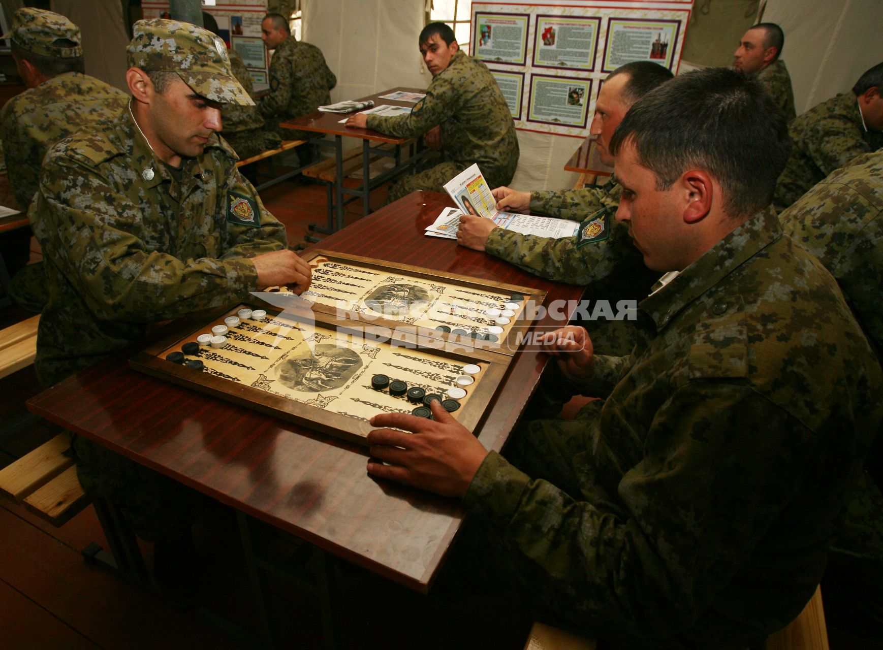 Пограничники во время отдыха на заставе в Осетии