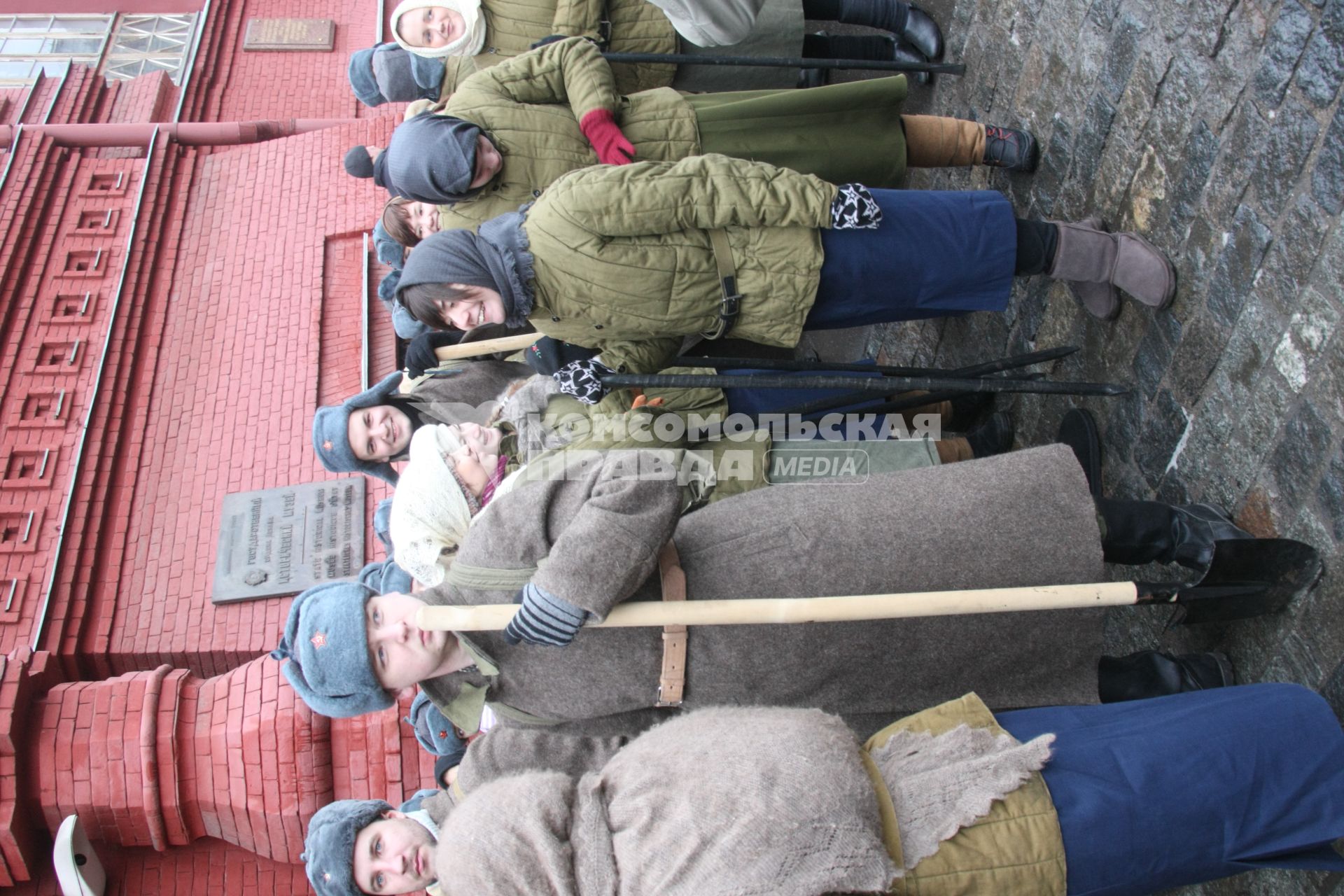 Парад с элементами театрализованного шоу на Красной площади 7 ноября 2009 года в память о параде 1941-го.