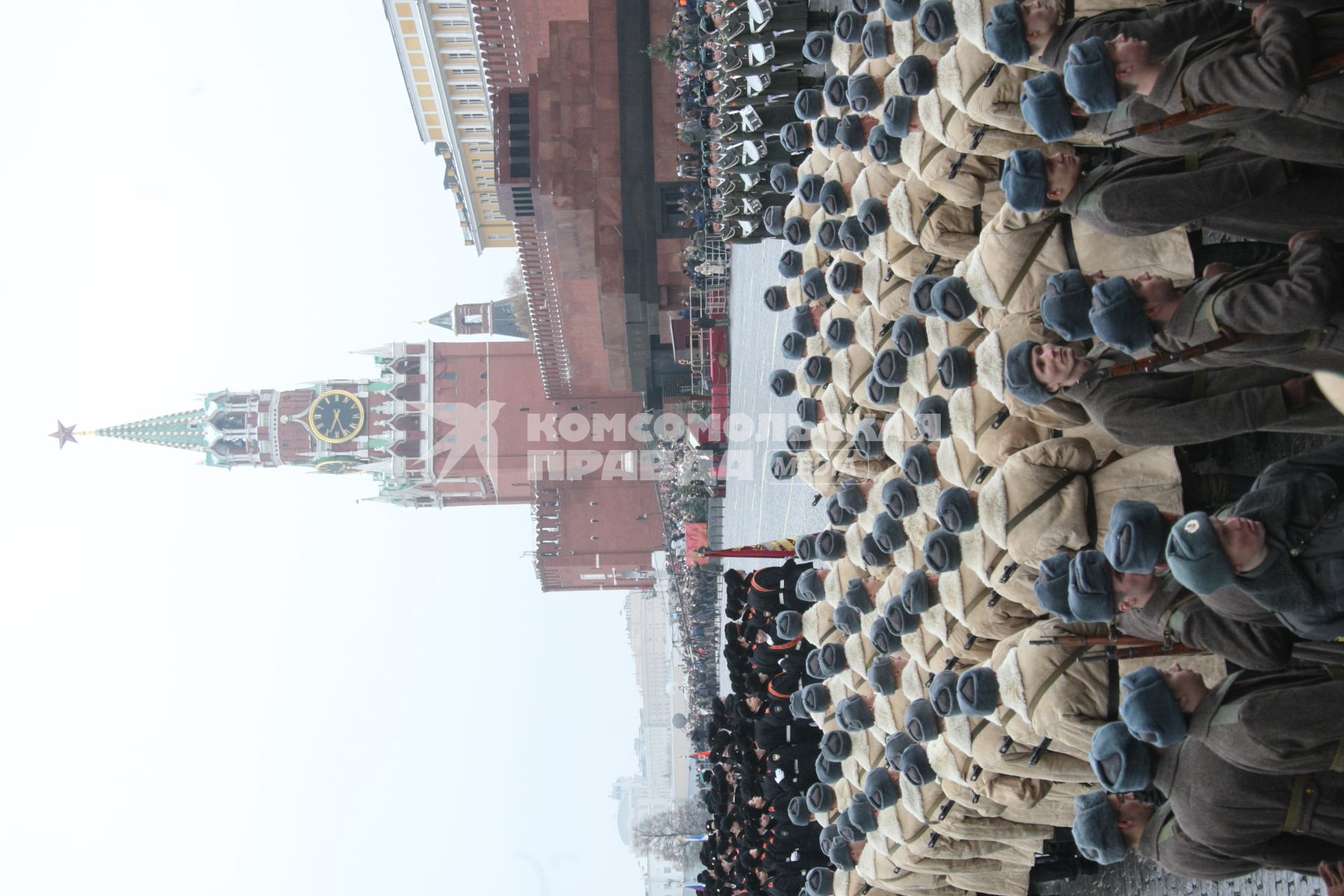 Парад с элементами театрализованного шоу на Красной площади 7 ноября 2009 года в память о параде 1941-го.