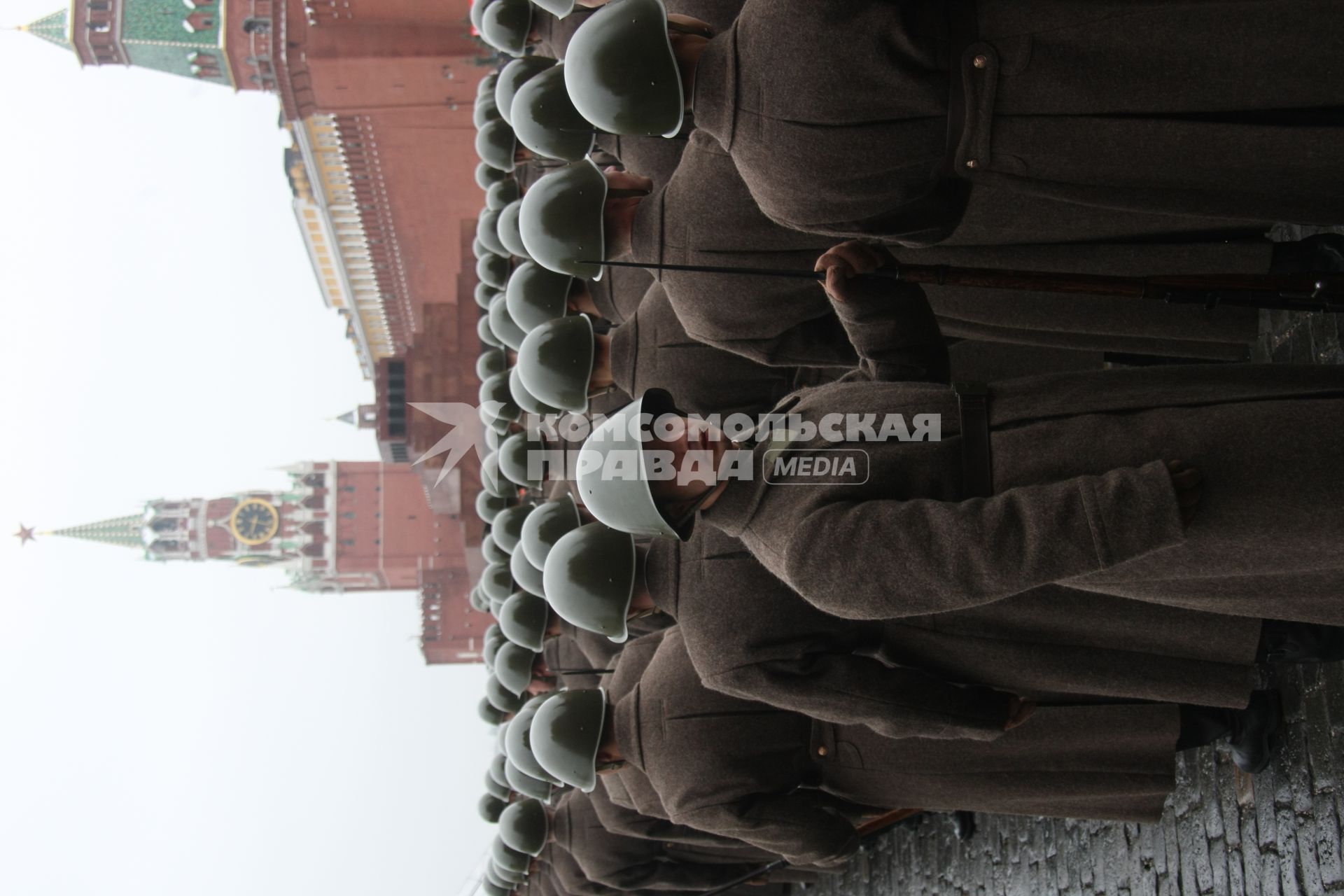 Парад с элементами театрализованного шоу на Красной площади 7 ноября 2009 года в память о параде 1941-го.