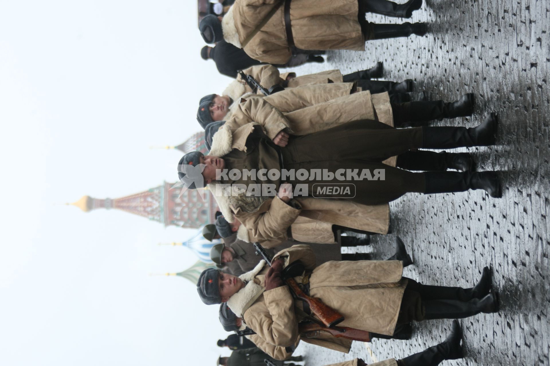 Парад с элементами театрализованного шоу на Красной площади 7 ноября 2009 года в память о параде 1941-го.