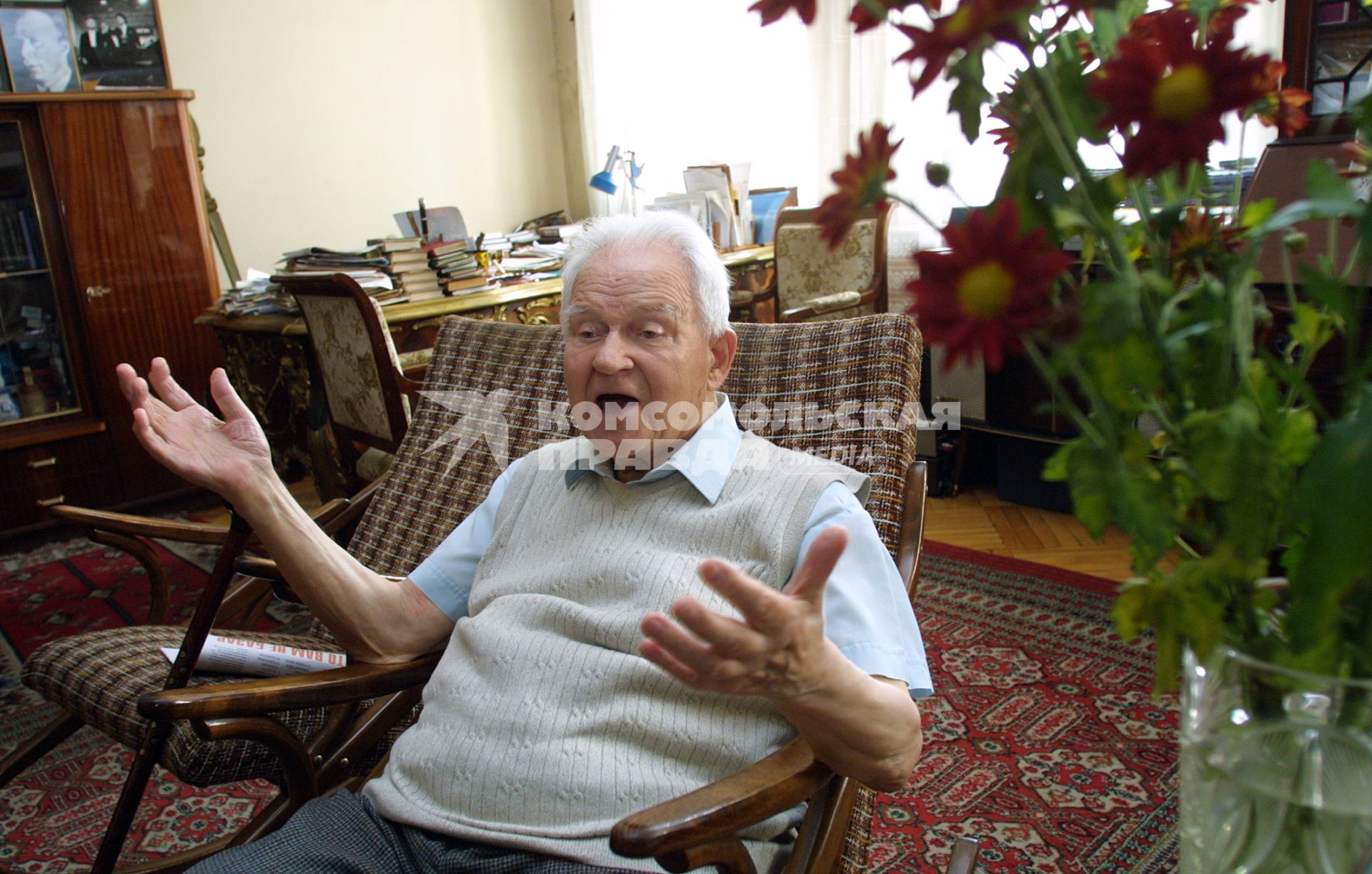 Хренников Тихон Николаевич (28 мая (10 июня) 1913, Елец -  14 августа 2007, Москва) -  советский композитор, народный артист СССР (1963), Герой Социалистического Труда (1973),[1] глава Союза композиторов СССР (1948.1991).