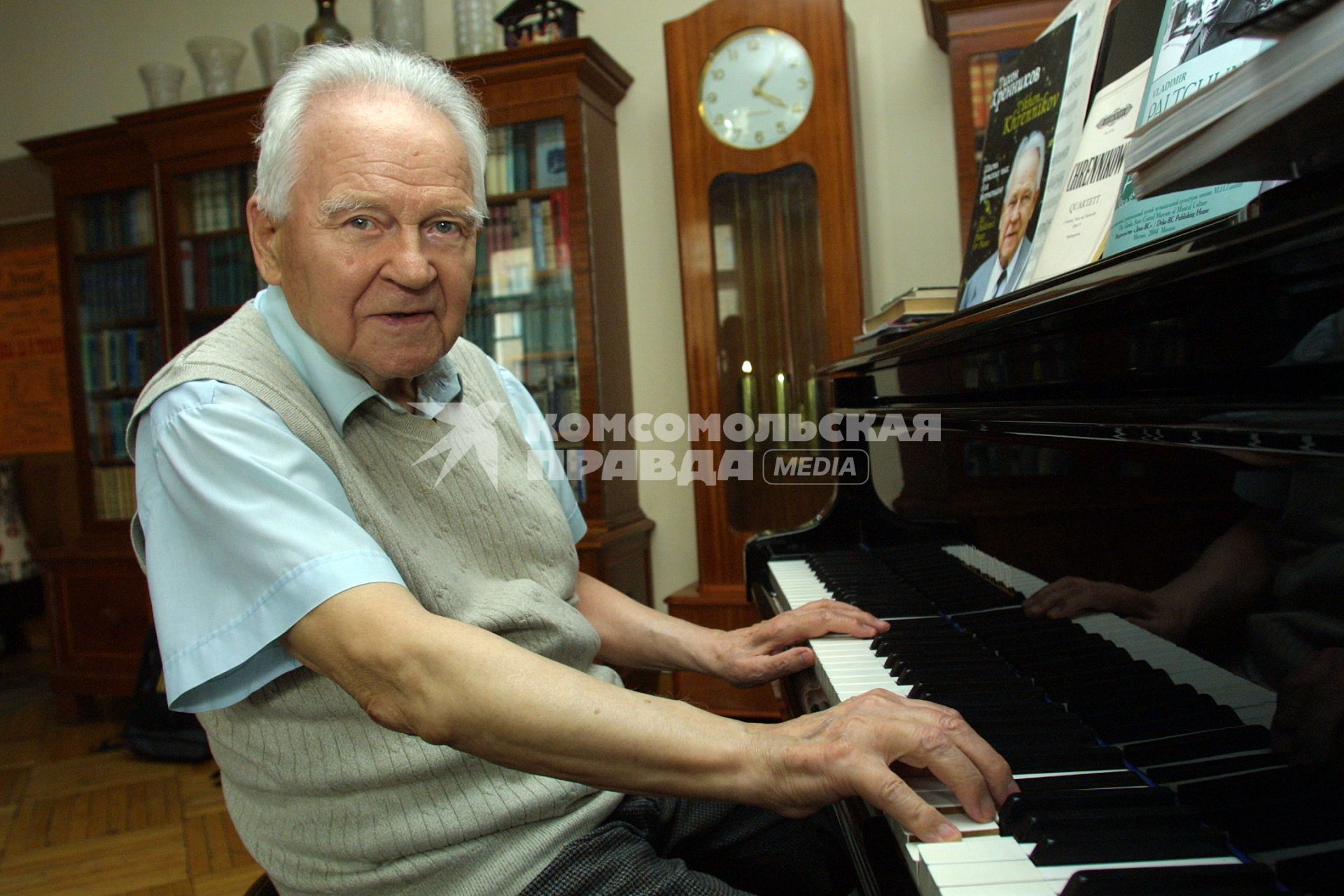 Хренников Тихон Николаевич (28 мая (10 июня) 1913, Елец -  14 августа 2007, Москва) -  советский композитор, народный артист СССР (1963), Герой Социалистического Труда (1973),[1] глава Союза композиторов СССР (1948.1991).