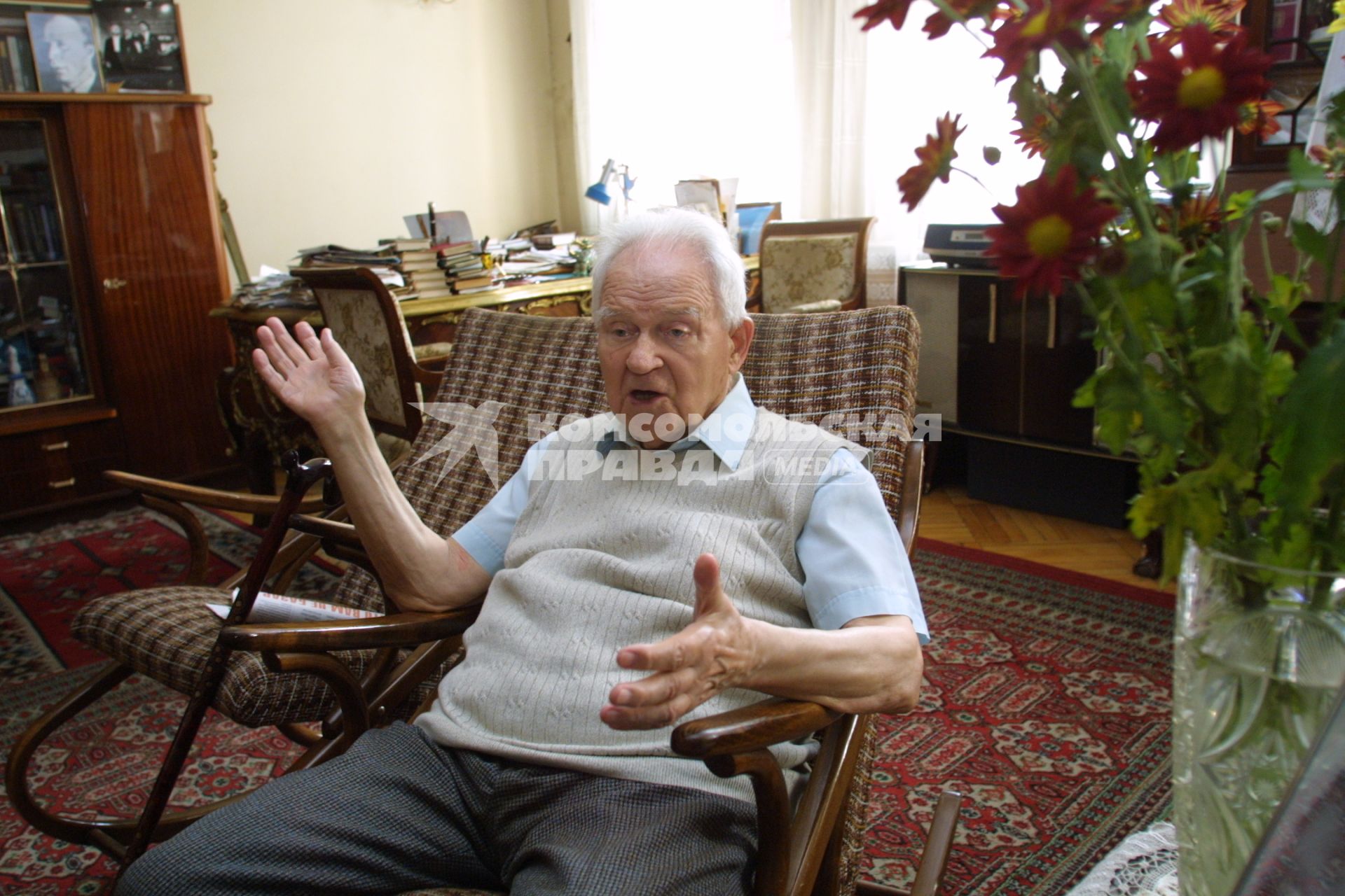 Хренников Тихон Николаевич (28 мая (10 июня) 1913, Елец -  14 августа 2007, Москва) -  советский композитор, народный артист СССР (1963), Герой Социалистического Труда (1973),[1] глава Союза композиторов СССР (1948.1991).