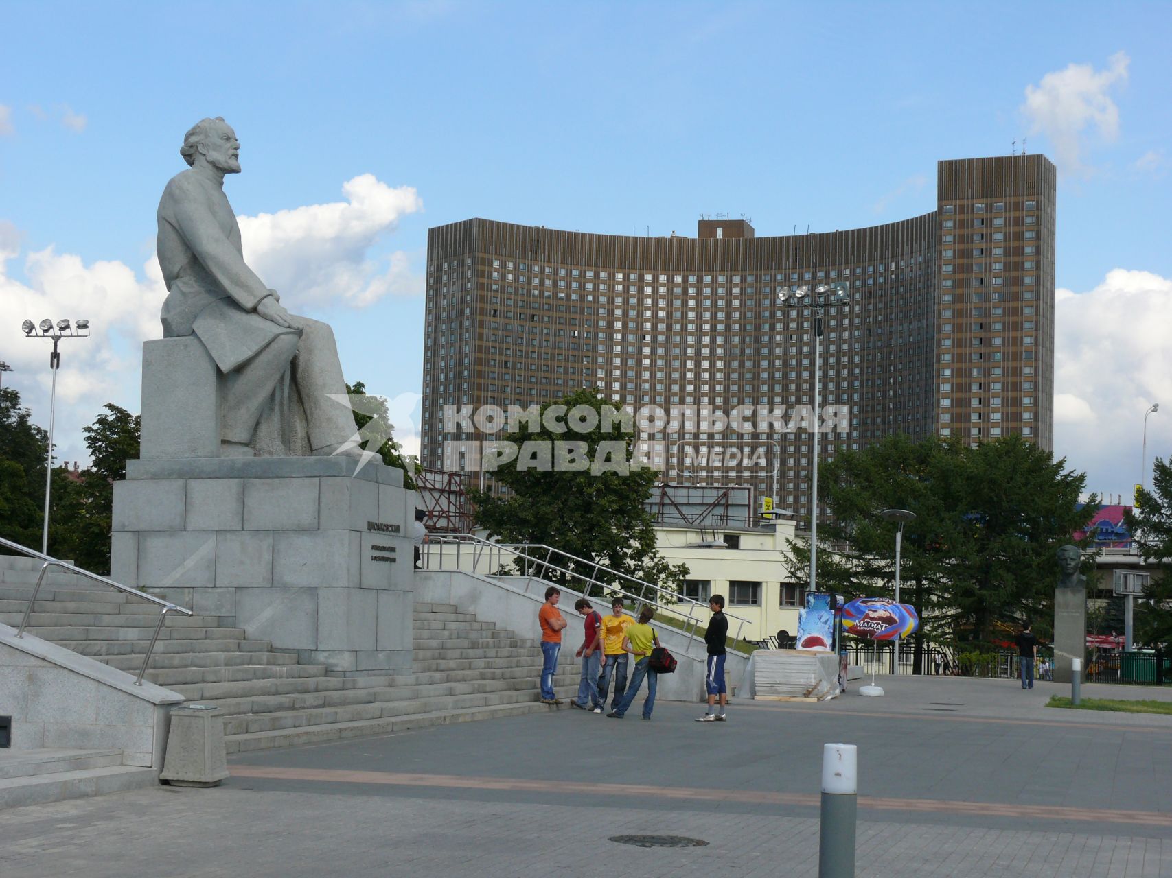 Памятник Циолковскому у Государственного музей истории космонавтики. Скульптор А. П. Файдыш-Крандиевский (1964 г). Константин Эдуардович Циолковский (1857-1935) - российский учёный и изобретатель, основоположник современной космонавтики.