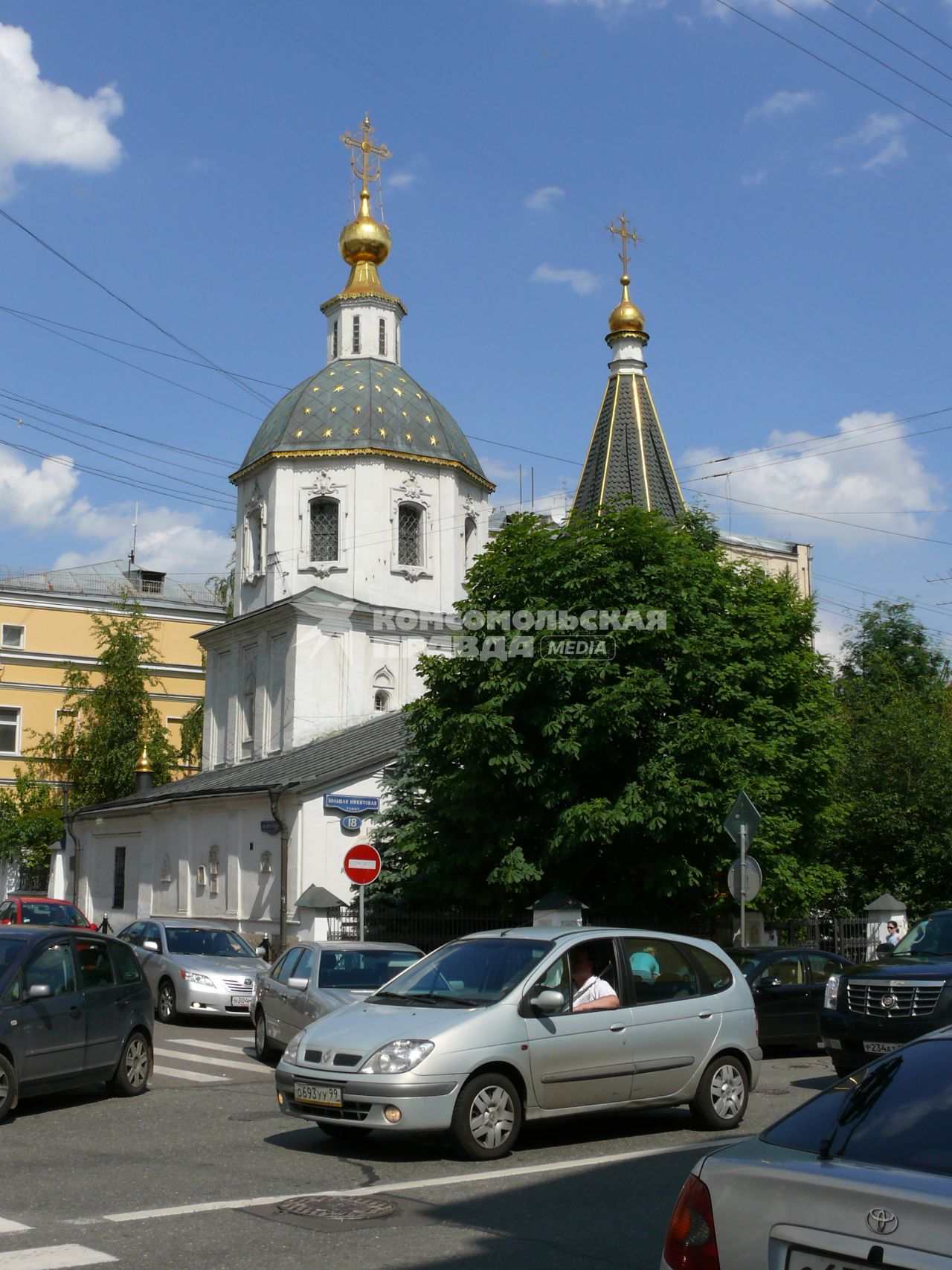 Церковь Вознесения Господня на Большой Никитской или Малое Вознесение. Храм был построен в 1584 году в честь венчания на царство царя Федора Ивановича и служил центром слободы новгородцев и устюжан, которых переселил в Москву царь Иван Грозный.