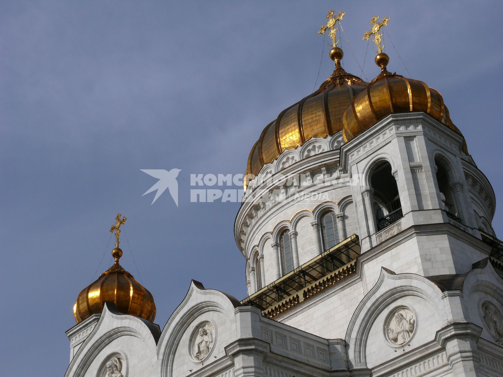 Храм Христа Спасителя.
Кафедральный Соборный храм Христа Спасителя (во имя Рождества Христова) в Москве. кафедральный храм Русской Православной Церкви недалеко от Кремля на левом берегу Москвы-реки, на месте, именовавшемся ранее Чертольем. Существующее сооружение . осуществлённое в 1990-х годах внешнее воссоздание одноимённого храма, созданного в XIX веке. На стенах храма были начертаны имена офицеров Русской армии, павших в войне 1812 года и иных по времени близких военных походах.