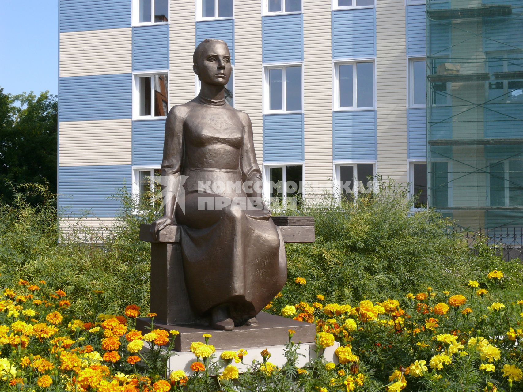 Памятник \"Российскому учителю\" перед одним из зданий Орловского государственного университета (бывшего Педагогического института). Открыт 3 октября 2005 г.