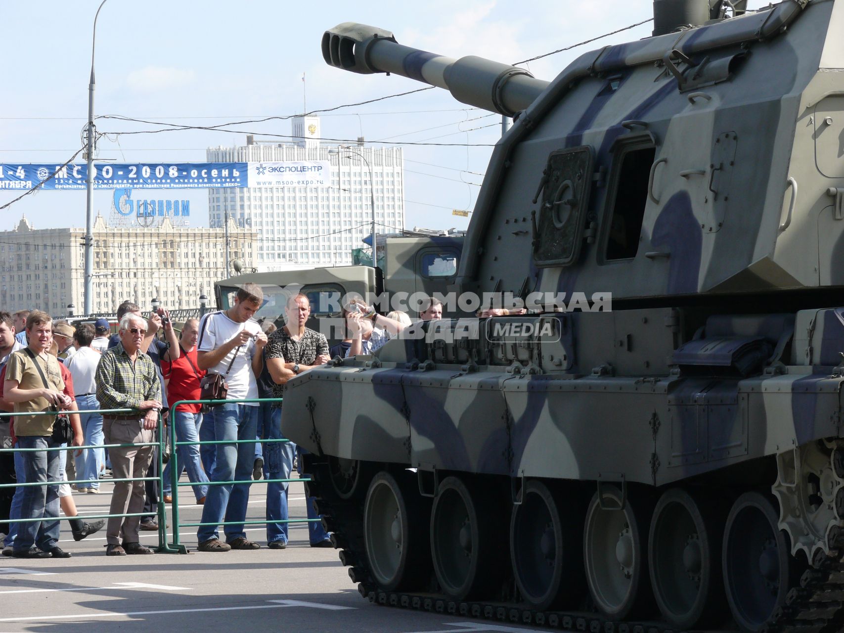 2С19 \"Мста-С\" - самоходное артиллерийское орудие (III-й Международный салон вооружений и военной техники, Москва, Экспоцентр)