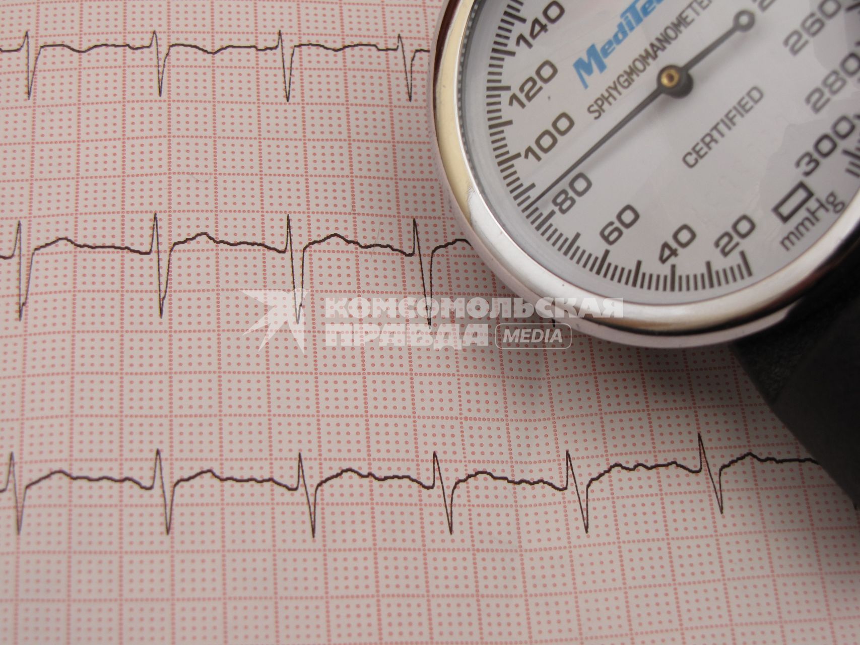Тонометр -  прибор для измерения давления. кардиограмма сердца ЭКГ