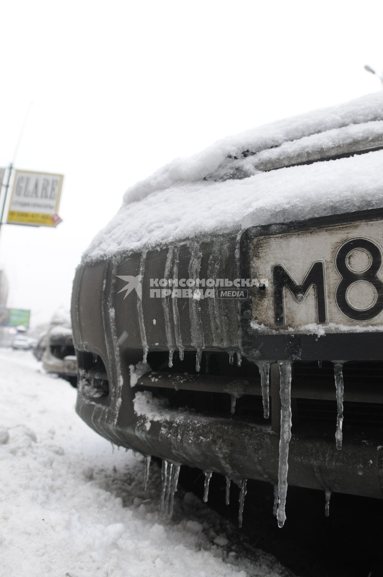 Машина в сосульках.