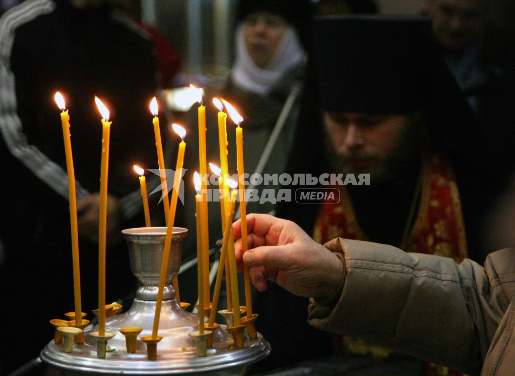 Всероссийская православная выставка-ярмарка Крещение Господне. подсвечник свечи горят священник