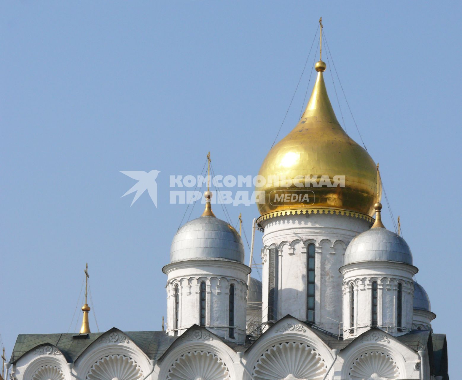 Купола Архангельского собора Московского Кремля. Вид с Москворецкой набережной. Собор был возведен в 1505.1509 годах архитектором Алевизом Новым в традициях русского зодчества.