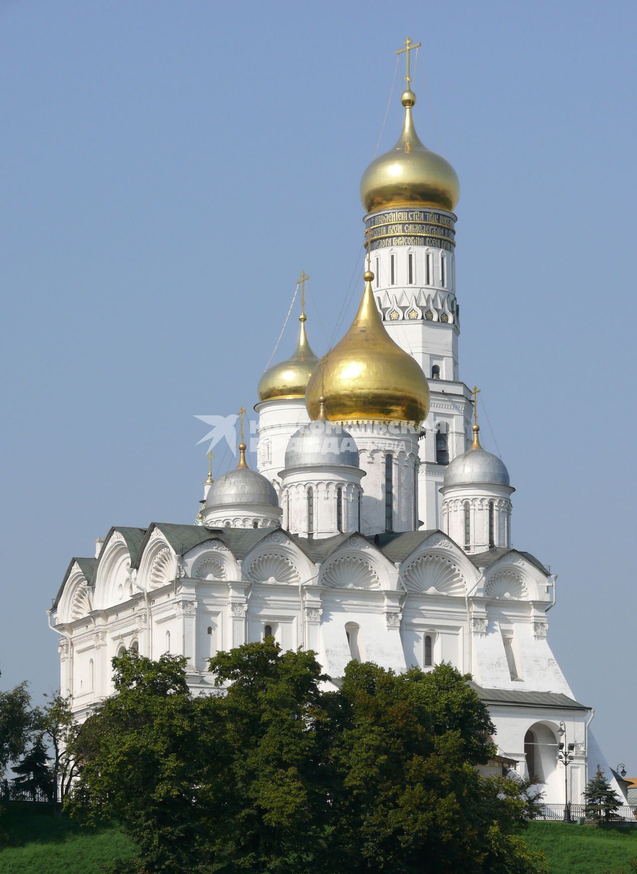 Московский Кремль. Купола Архангельского собора и колокольня Ивана Великого. Вид с Москворецкой набережной.