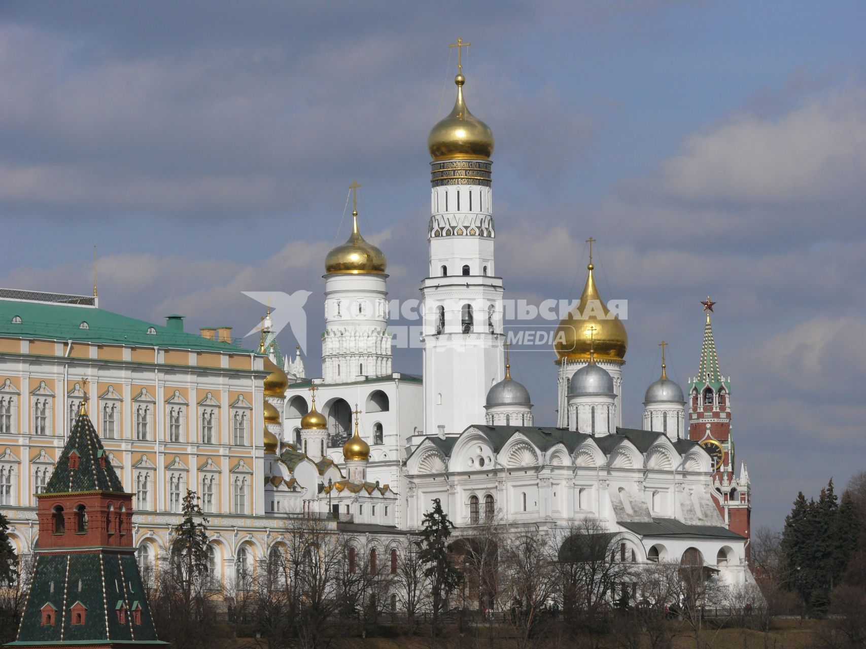 Московский Кремль. Купола Архангельского собора и колокольня Ивана Великого. Вид с Москворецкой набережной.