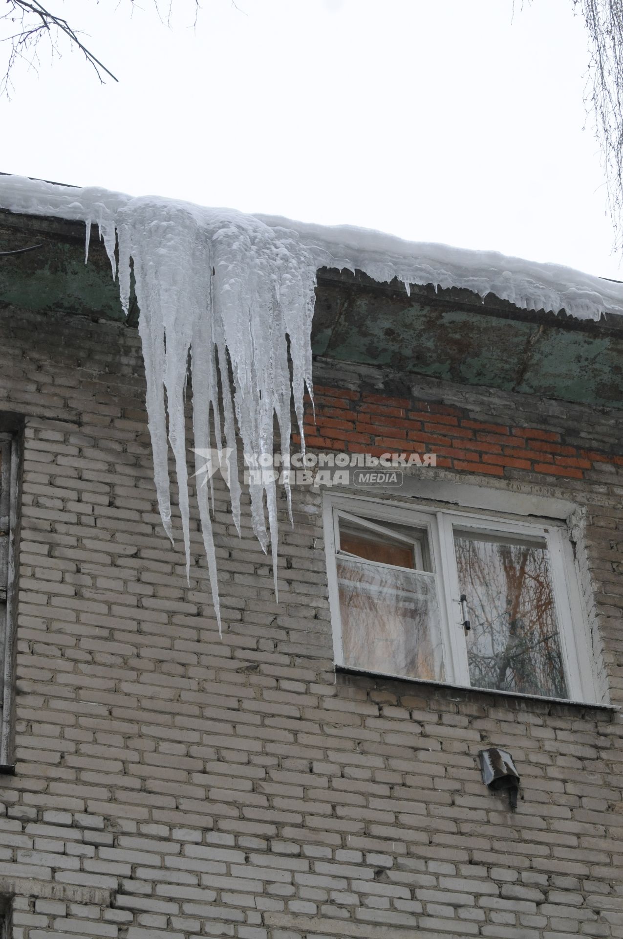 Сосульки на крыше дома.