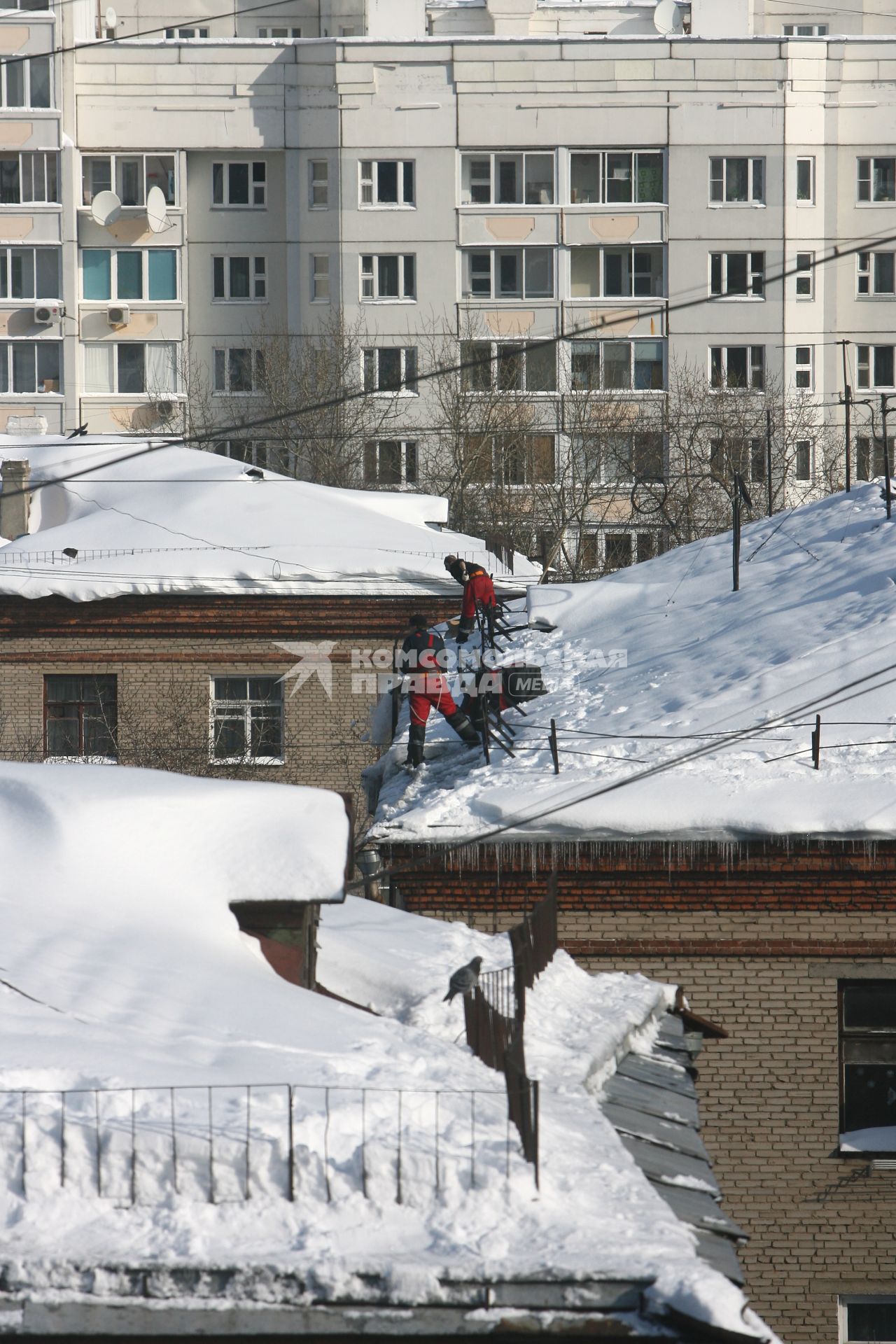 Уборка снега на крыше.