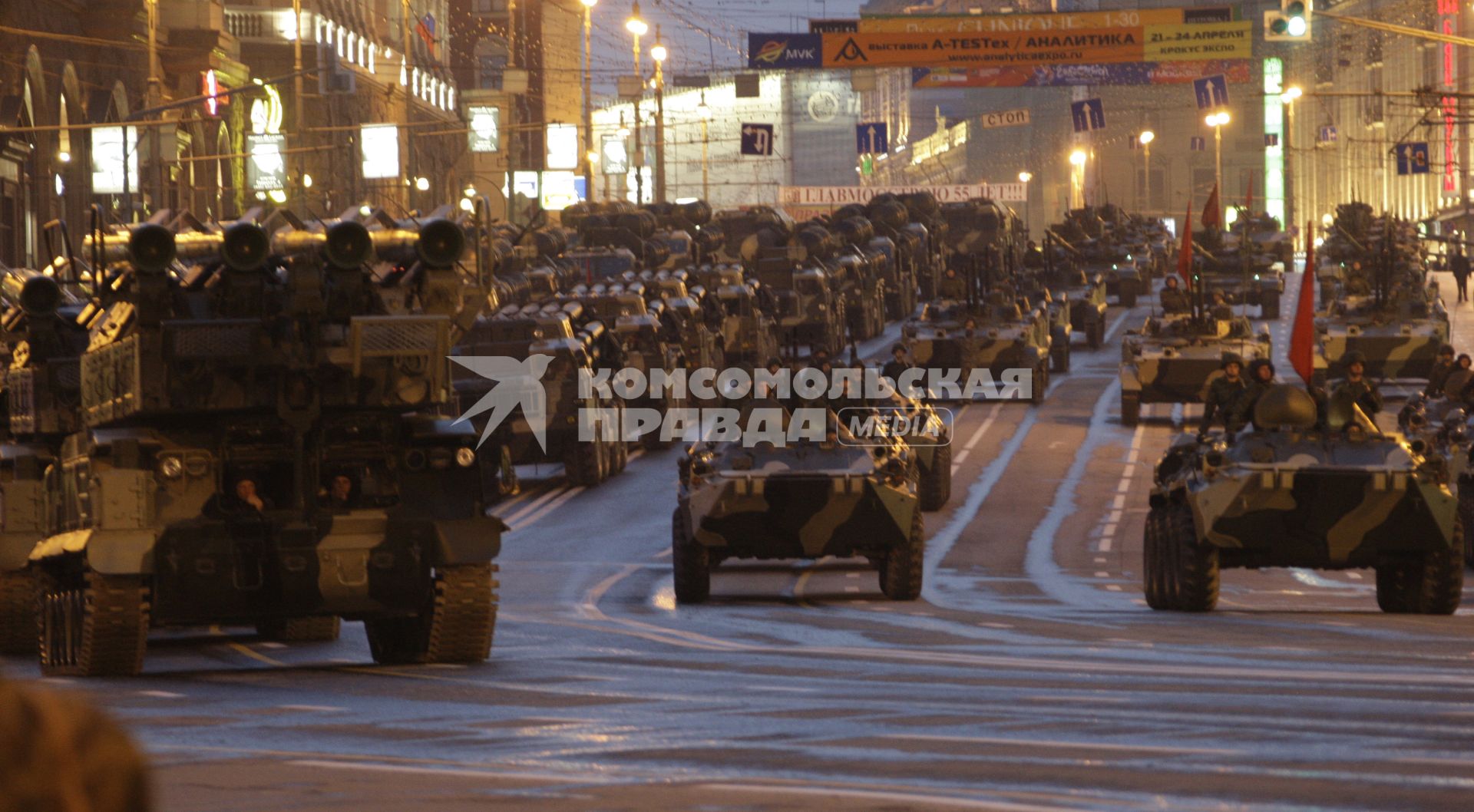 Ночная репетиция Парада Победы. Военная техника.