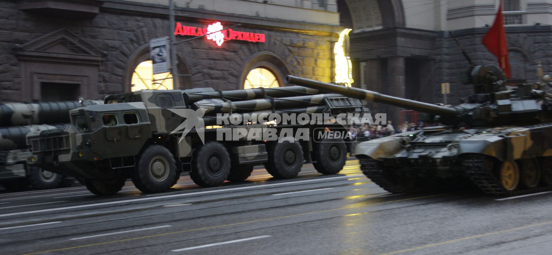 Ночная репетиция Парада Победы. Военная техника.