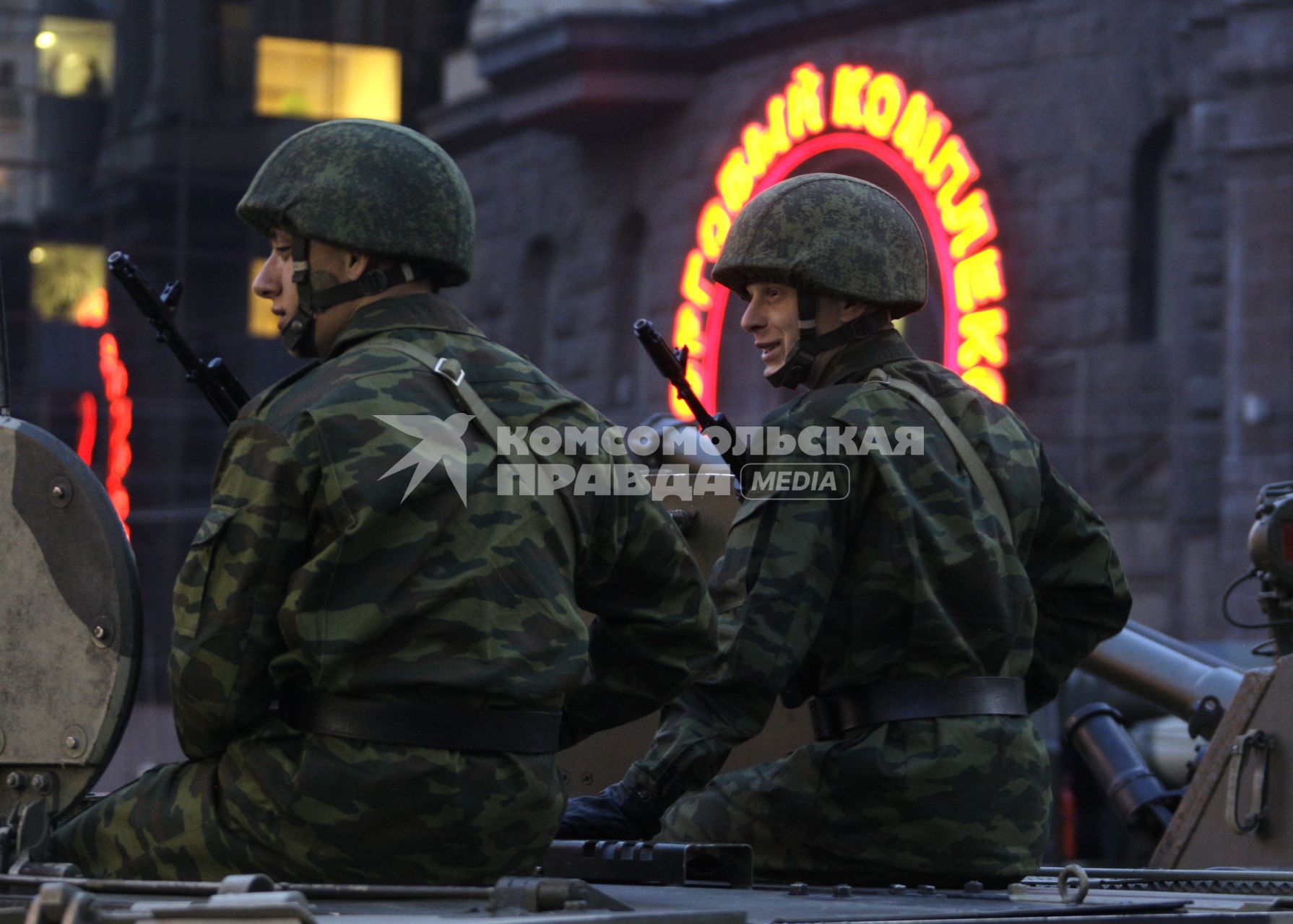 Ночная репетиция Парада Победы. Военная техника.