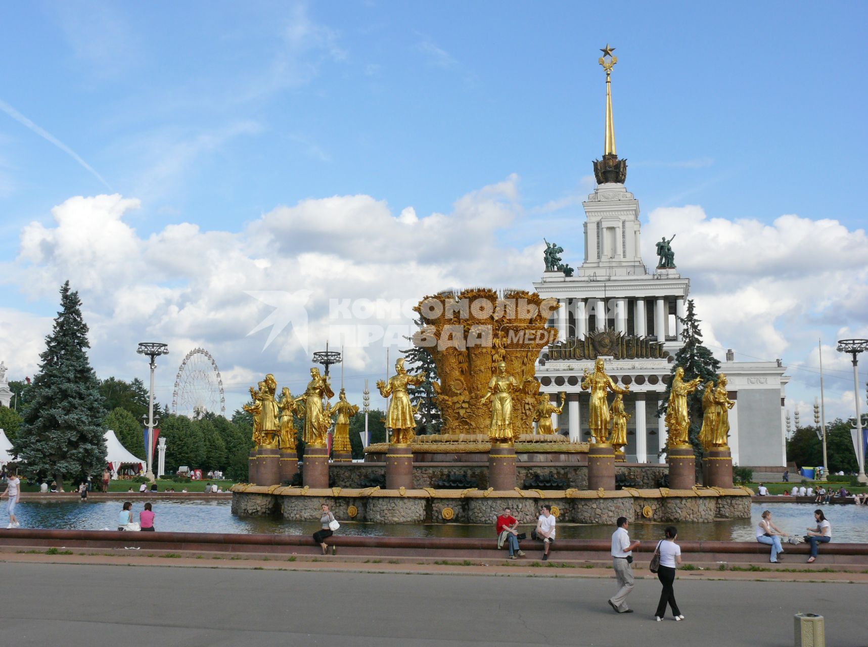 Фонтан \"Дружба народов\" на ВВЦ (ВДНХ). Этот фонтан является одной из визитных карточек не только ВДНХ (ВВЦ), но и наверное всей Москвы, в частности её советского периода. До весны 1954 г. фонтан назывался \"Золотой сноп\" (или просто \"Сноп\"). Своё нынешнее и единственно повсеместно известно название получил непосредственно перед открытием ВСХВ в августе 1954 г. Архитекторы К.Т. Топуридзе и Г.Д. Константиновский, открытие состоялось в 1954 г. Высота двух тысяч струй фонтана достигает 24 м, объём чаши - 4000 куб.м.