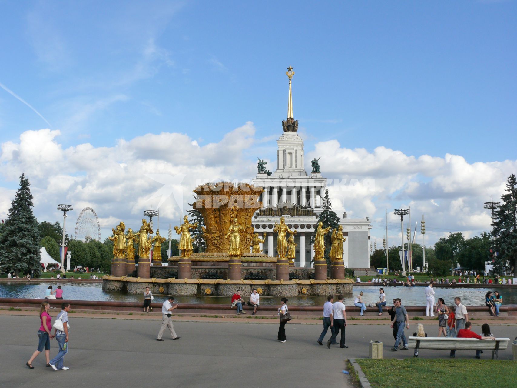 Фонтан \"Дружба народов\" на ВВЦ (ВДНХ). Этот фонтан является одной из визитных карточек не только ВДНХ (ВВЦ), но и наверное всей Москвы, в частности её советского периода. До весны 1954 г. фонтан назывался \"Золотой сноп\" (или просто \"Сноп\"). Своё нынешнее и единственно повсеместно известно название получил непосредственно перед открытием ВСХВ в августе 1954 г. Архитекторы К.Т. Топуридзе и Г.Д. Константиновский, открытие состоялось в 1954 г. Высота двух тысяч струй фонтана достигает 24 м, объём чаши - 4000 куб.м.