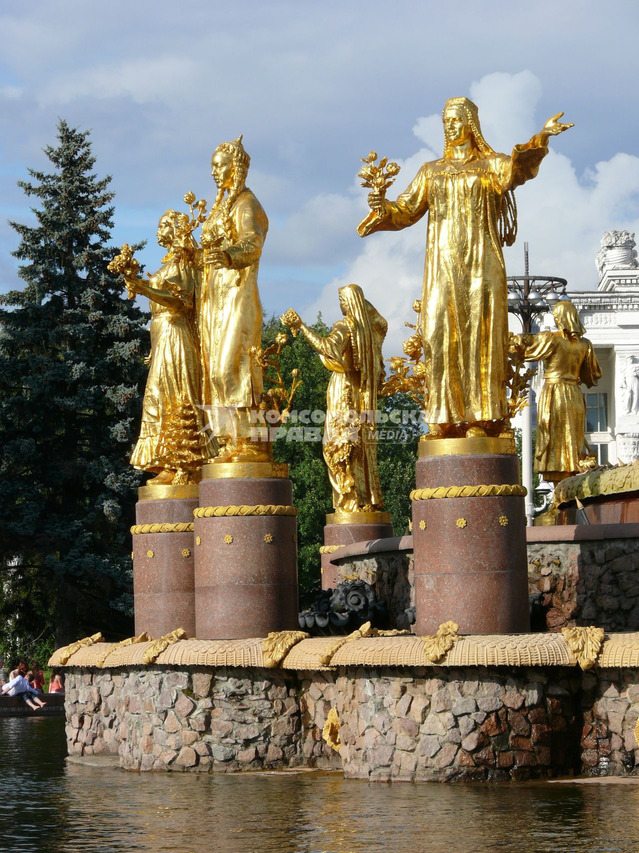 Фонтан \"Дружба народов\" на ВВЦ (ВДНХ). Этот фонтан является одной из визитных карточек не только ВДНХ (ВВЦ), но и наверное всей Москвы, в частности её советского периода. До весны 1954 г. фонтан назывался \"Золотой сноп\" (или просто \"Сноп\"). Своё нынешнее и единственно повсеместно известно название получил непосредственно перед открытием ВСХВ в августе 1954 г. Архитекторы К.Т. Топуридзе и Г.Д. Константиновский, открытие состоялось в 1954 г. Высота двух тысяч струй фонтана достигает 24 м, объём чаши - 4000 куб.м.