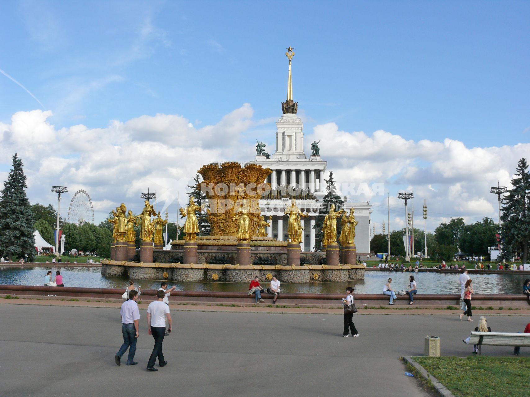 Фонтан \"Дружба народов\" на ВВЦ (ВДНХ). Этот фонтан является одной из визитных карточек не только ВДНХ (ВВЦ), но и наверное всей Москвы, в частности её советского периода. До весны 1954 г. фонтан назывался \"Золотой сноп\" (или просто \"Сноп\"). Своё нынешнее и единственно повсеместно известно название получил непосредственно перед открытием ВСХВ в августе 1954 г. Архитекторы К.Т. Топуридзе и Г.Д. Константиновский, открытие состоялось в 1954 г. Высота двух тысяч струй фонтана достигает 24 м, объём чаши - 4000 куб.м.