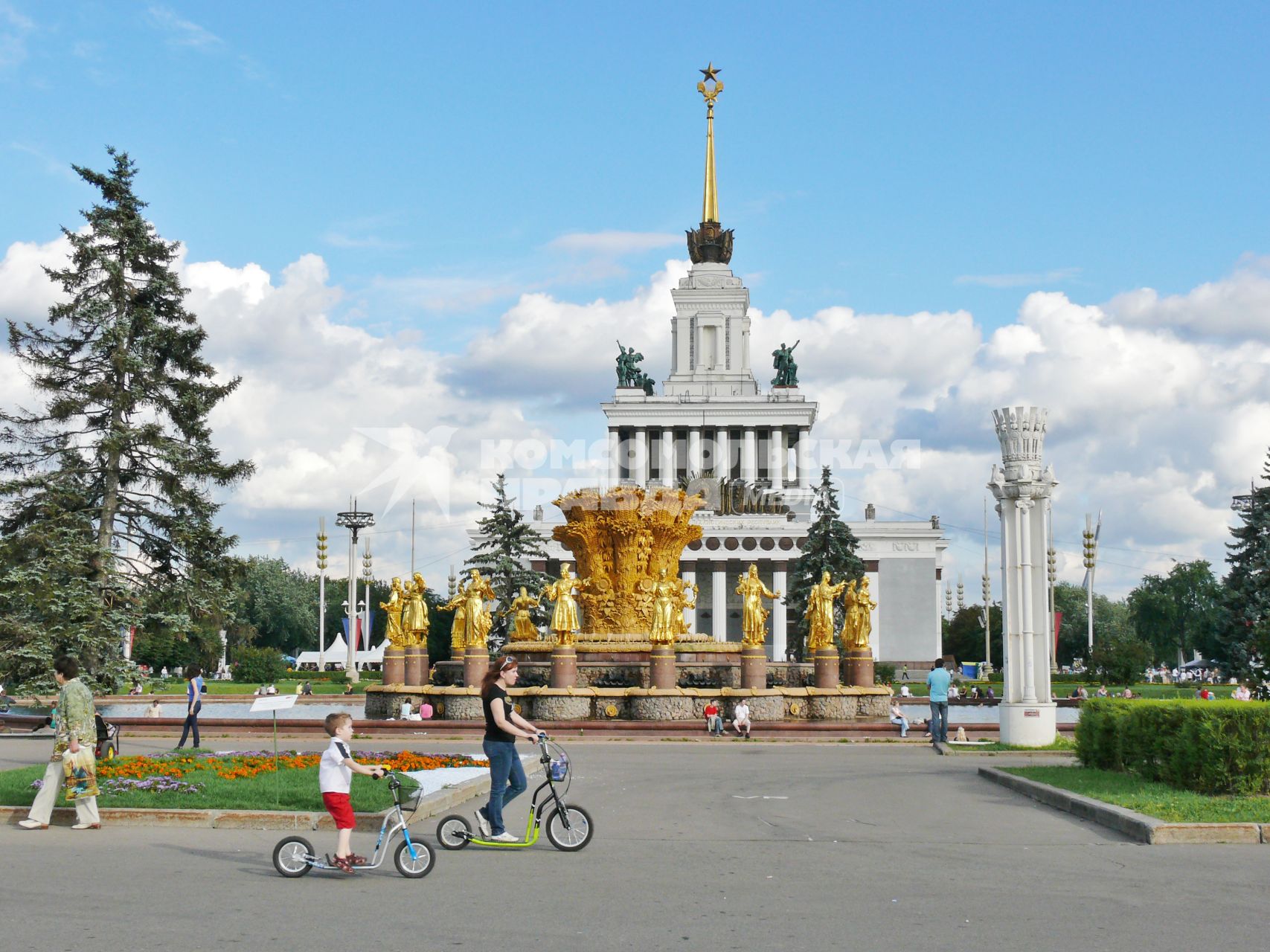 Фонтан \"Дружба народов\" на ВВЦ (ВДНХ). Этот фонтан является одной из визитных карточек не только ВДНХ (ВВЦ), но и наверное всей Москвы, в частности её советского периода. До весны 1954 г. фонтан назывался \"Золотой сноп\" (или просто \"Сноп\"). Своё нынешнее и единственно повсеместно известно название получил непосредственно перед открытием ВСХВ в августе 1954 г. Архитекторы К.Т. Топуридзе и Г.Д. Константиновский, открытие состоялось в 1954 г. Высота двух тысяч струй фонтана достигает 24 м, объём чаши - 4000 куб.м.