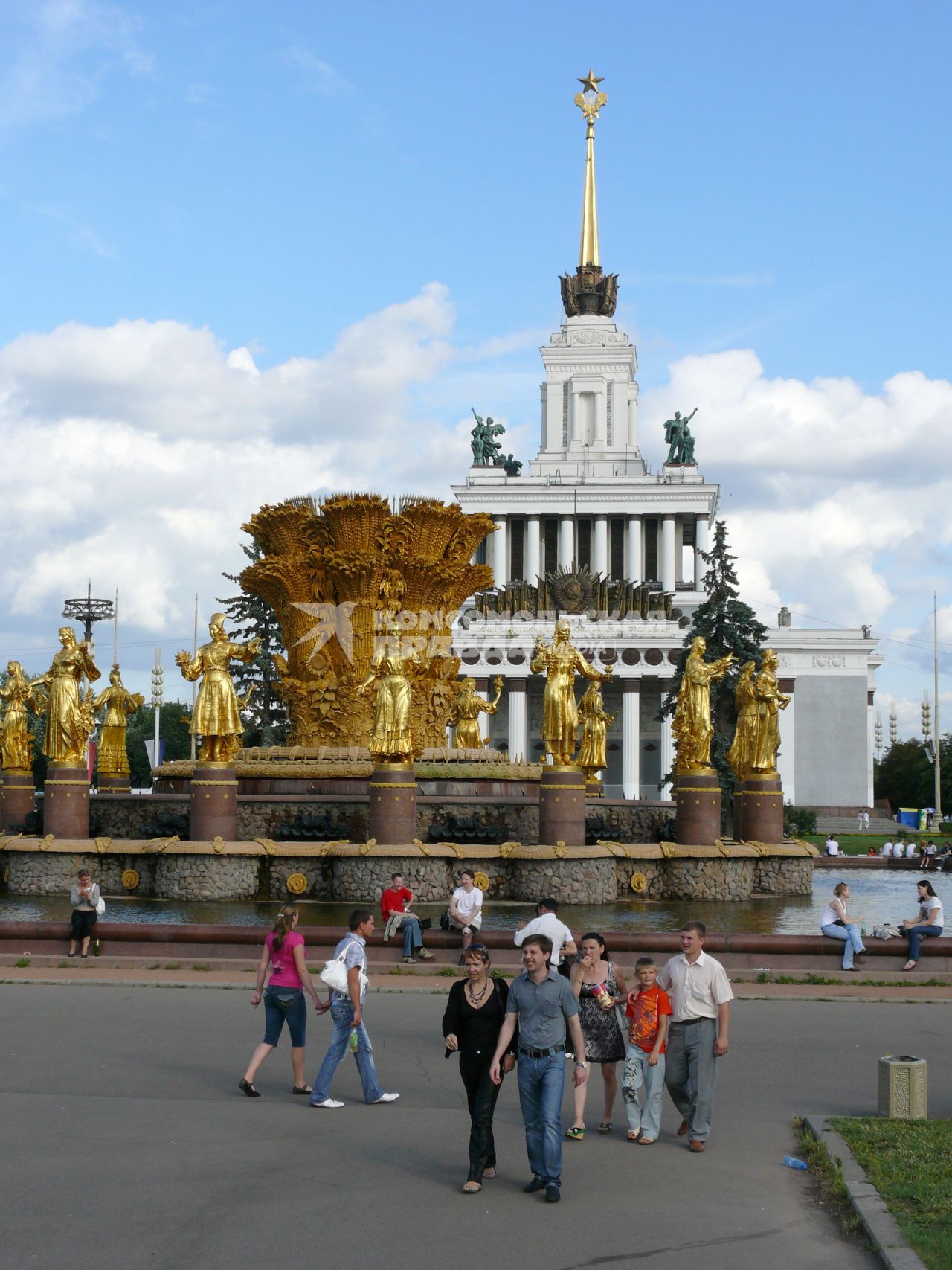 Фонтан \"Дружба народов\" на ВВЦ (ВДНХ). Этот фонтан является одной из визитных карточек не только ВДНХ (ВВЦ), но и наверное всей Москвы, в частности её советского периода. До весны 1954 г. фонтан назывался \"Золотой сноп\" (или просто \"Сноп\"). Своё нынешнее и единственно повсеместно известно название получил непосредственно перед открытием ВСХВ в августе 1954 г. Архитекторы К.Т. Топуридзе и Г.Д. Константиновский, открытие состоялось в 1954 г. Высота двух тысяч струй фонтана достигает 24 м, объём чаши - 4000 куб.м.